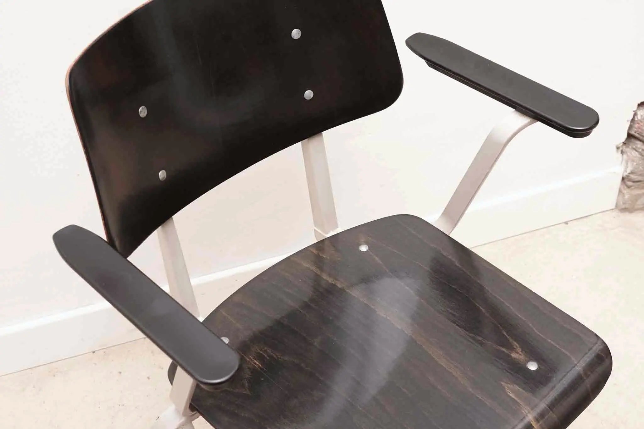 Chaise vintage Galvanitas S17 avec accoudoirs ébène et gris Cartel de Belleville