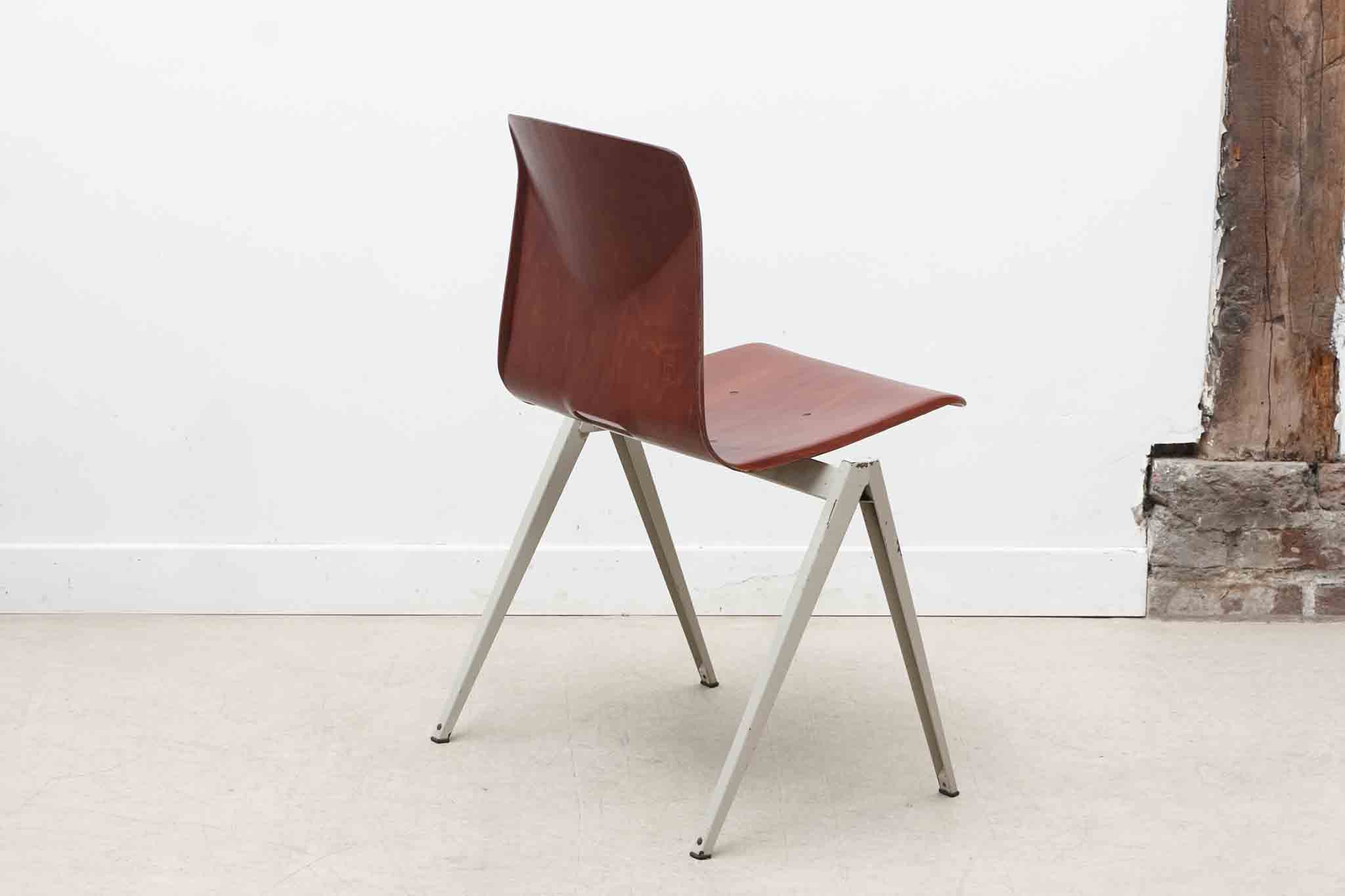 Chaise Galvanitas S22 acajou et blanc Cartel de Belleville