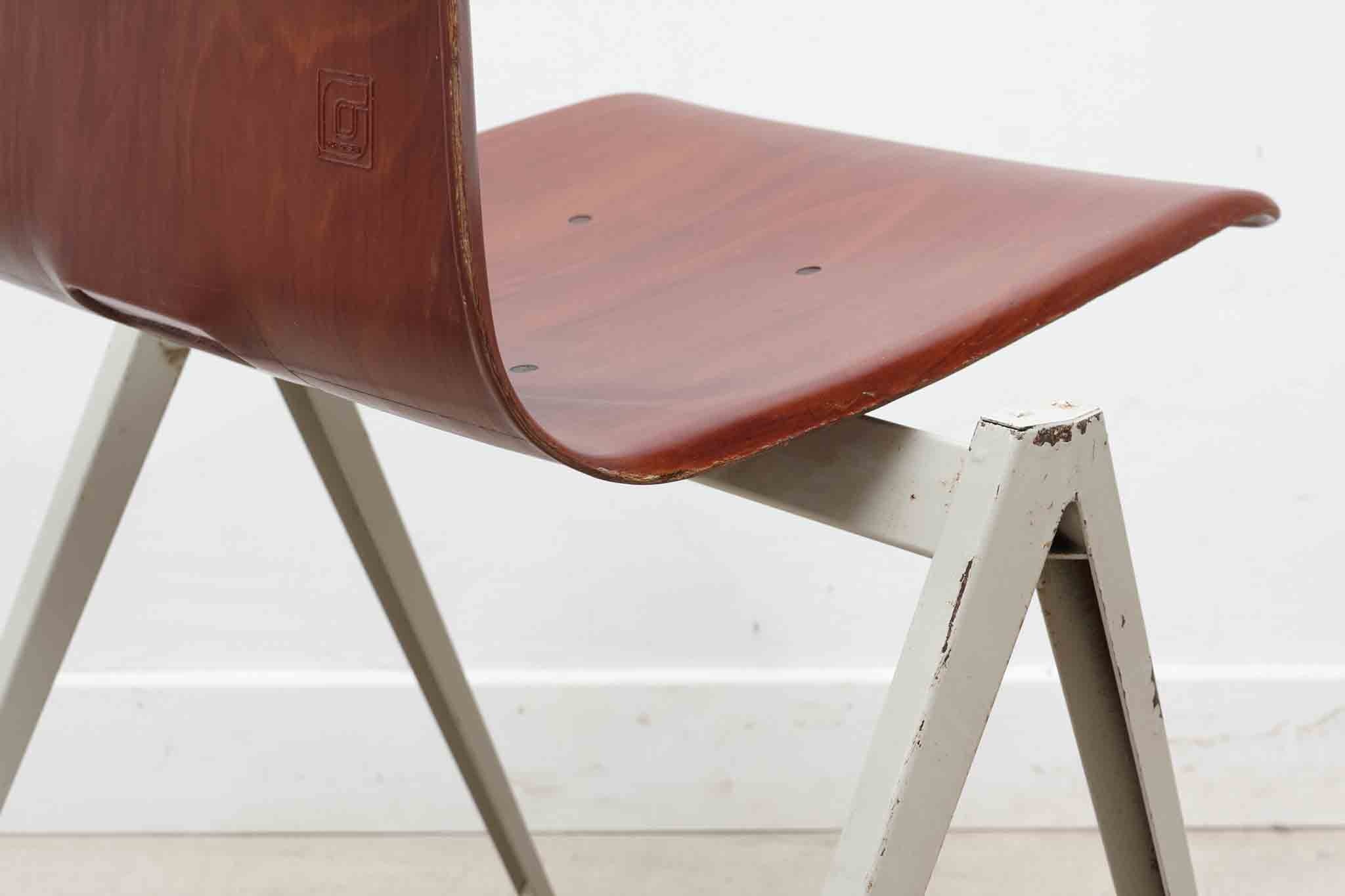 Chaise Galvanitas S22 acajou et blanc Cartel de Belleville