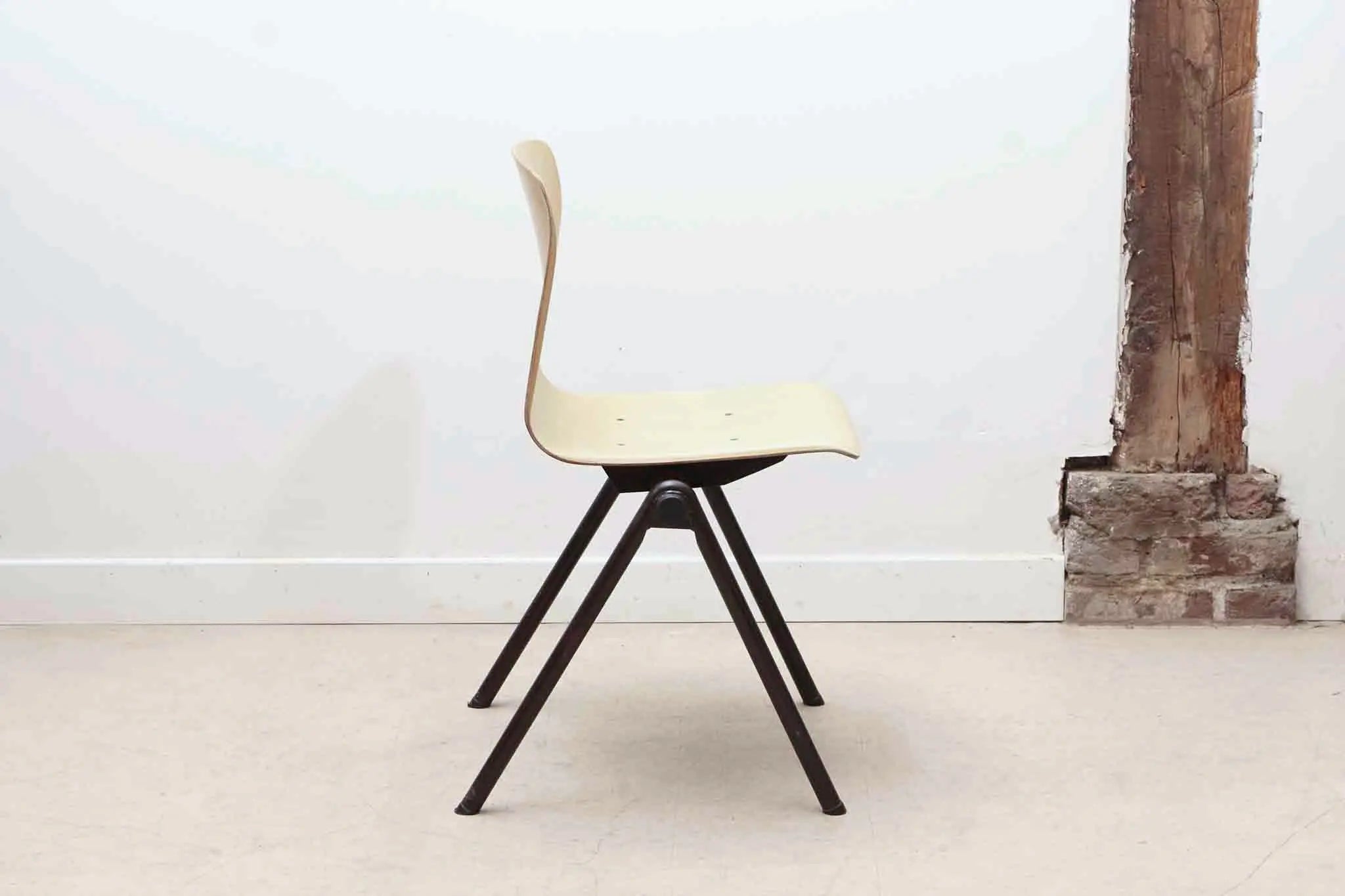 Chaise Galvanitas S30 naturel / marron Cartel de Belleville