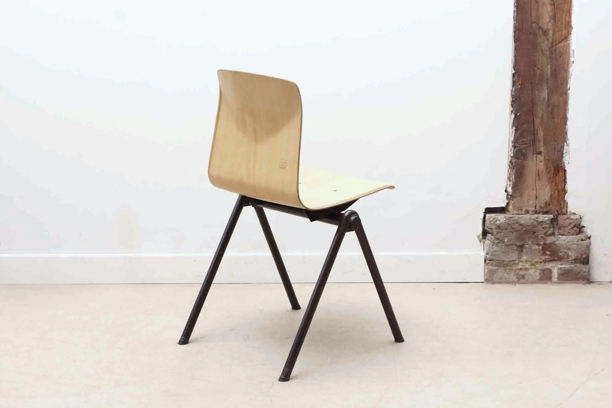 Chaise Galvanitas S30 naturel / marron Cartel de Belleville