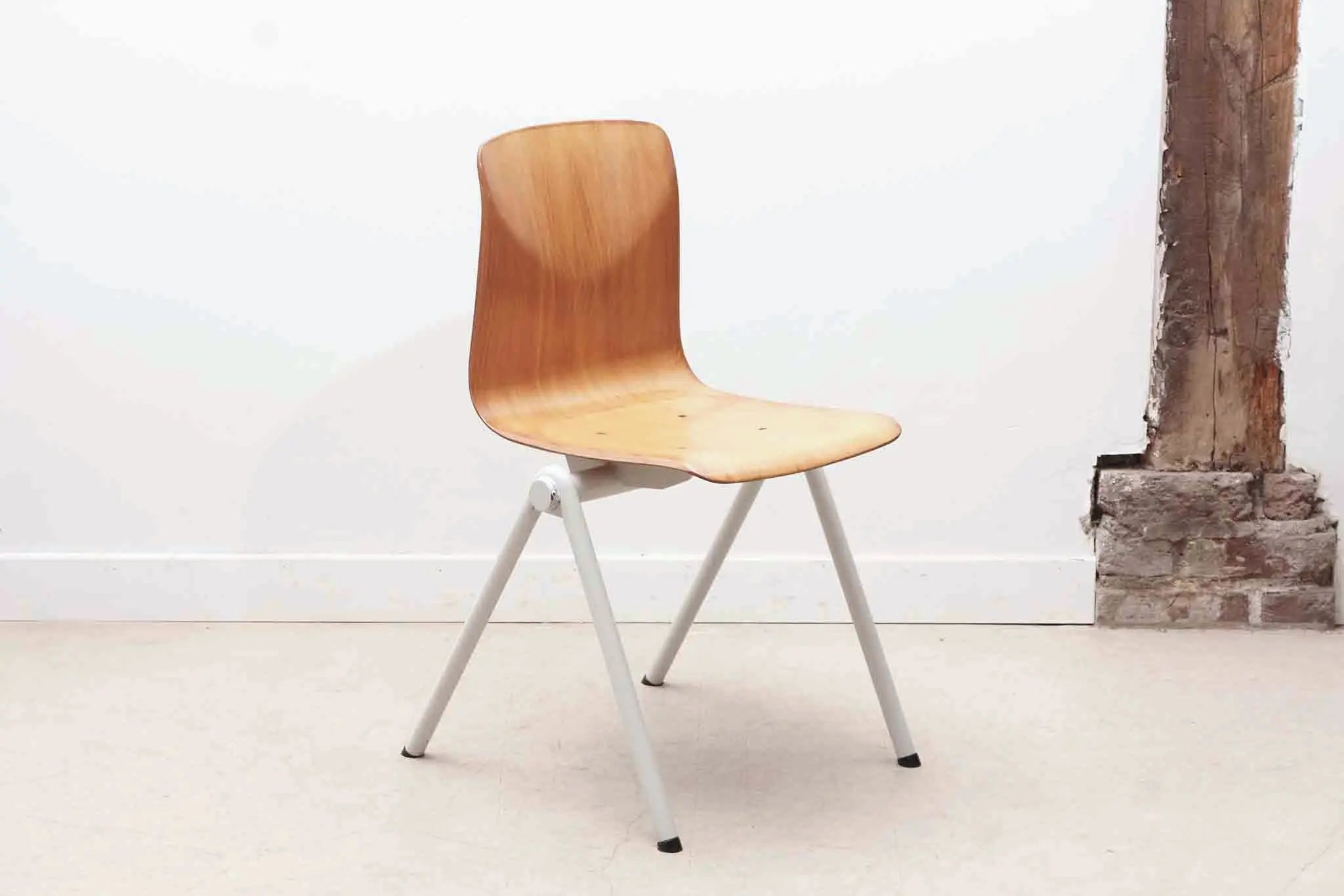 Chaise Galvanitas S30 hêtre / blanc Cartel de Belleville