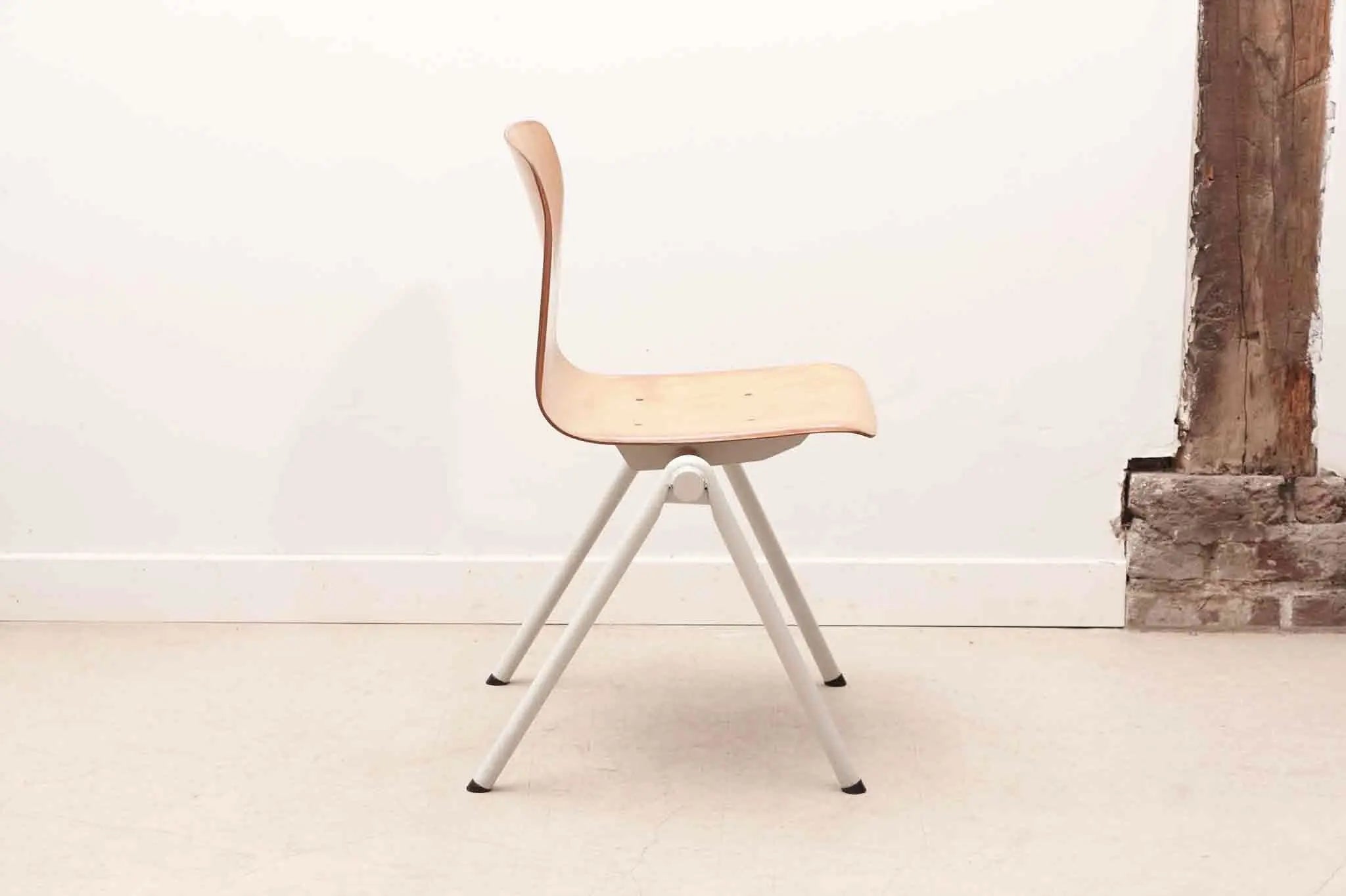Chaise Galvanitas S30 hêtre / blanc Cartel de Belleville
