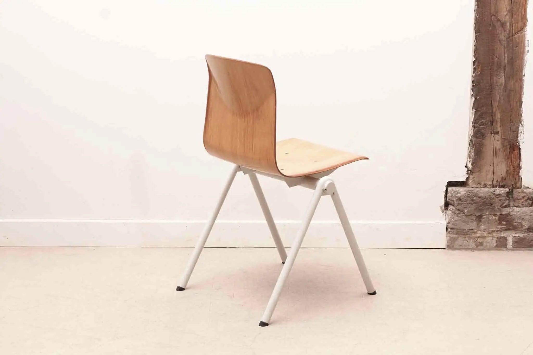 Chaise Galvanitas S30 hêtre / blanc Cartel de Belleville