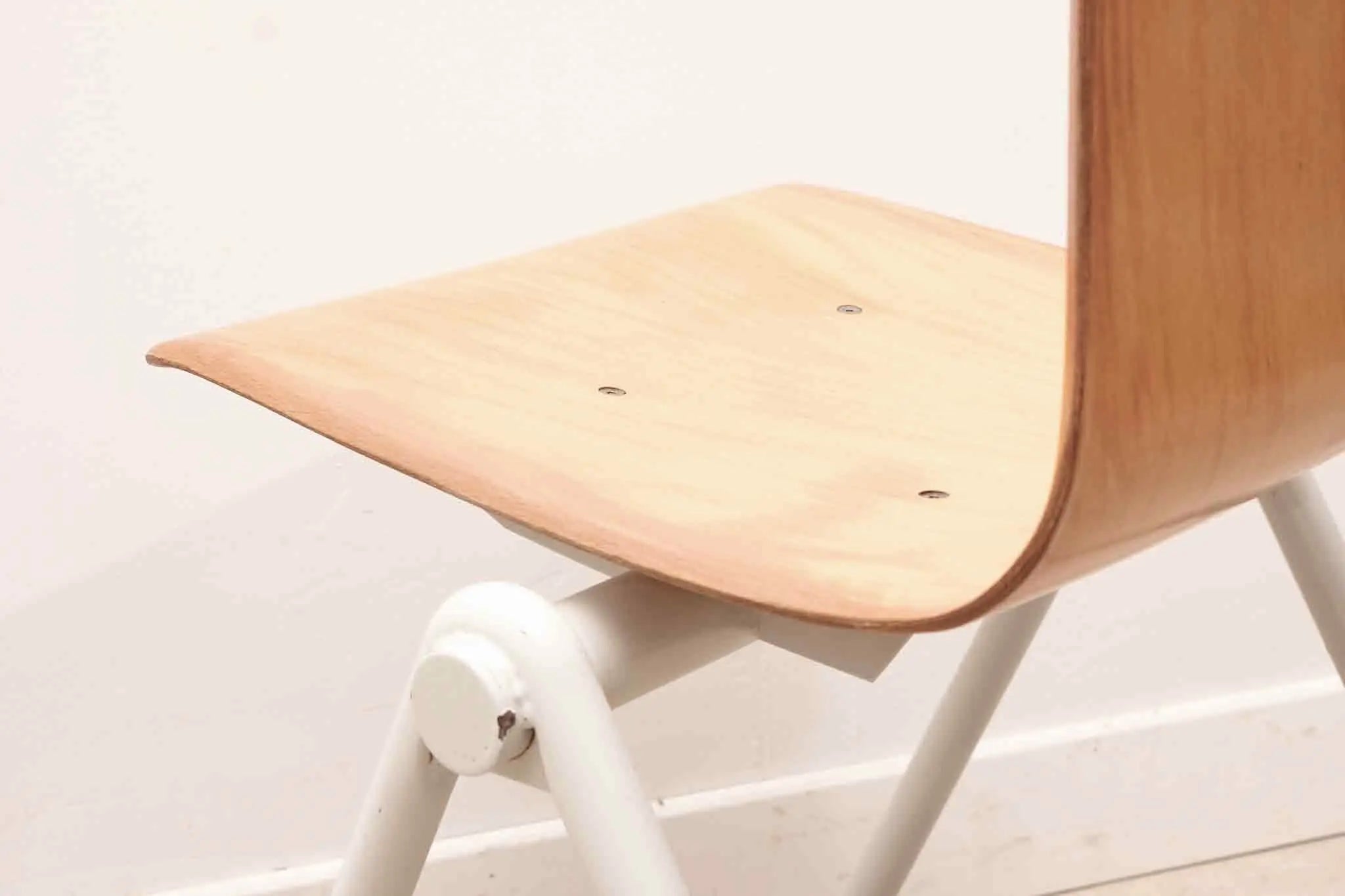 Chaise Galvanitas S30 hêtre / blanc Cartel de Belleville