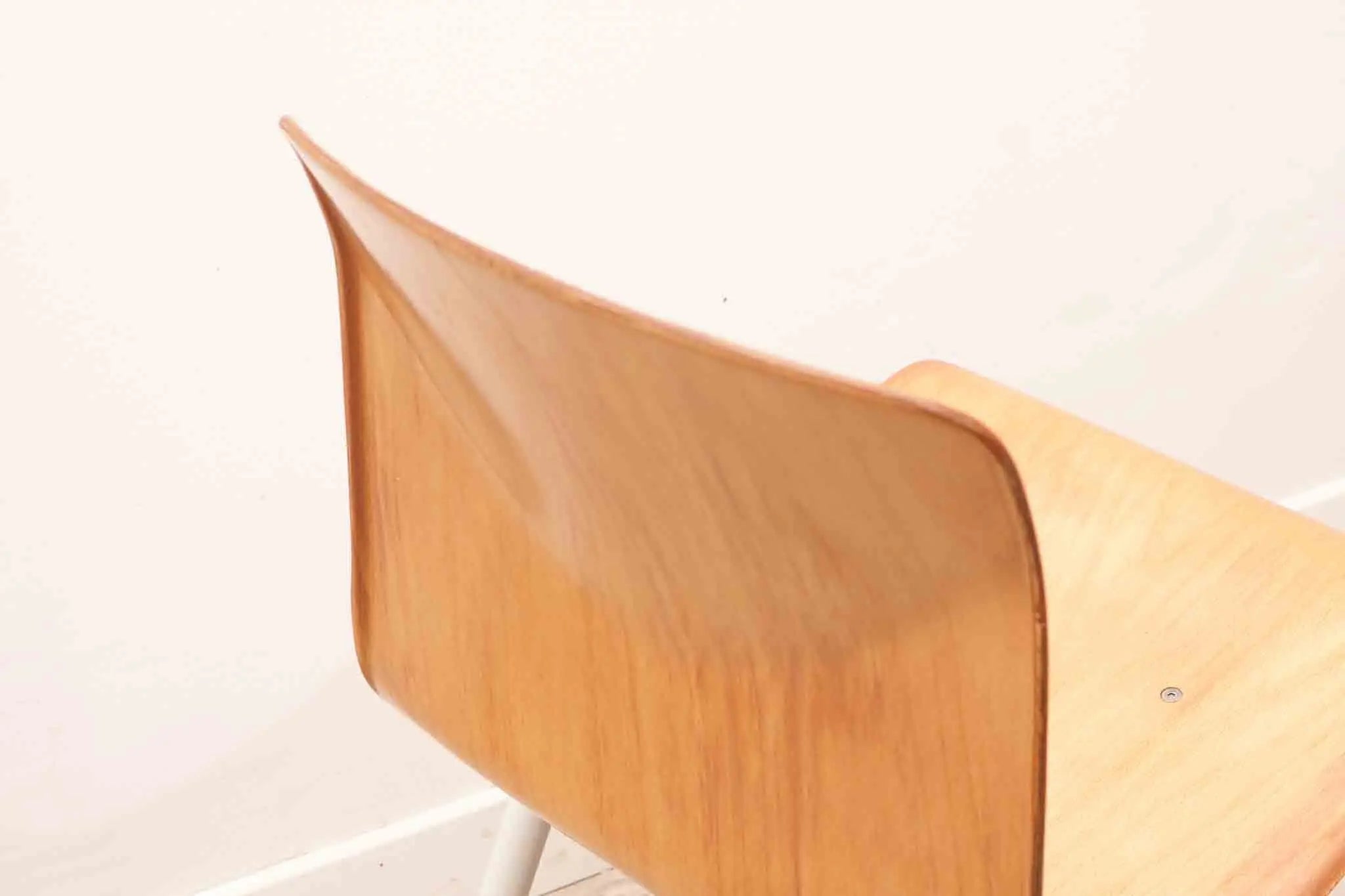 Chaise Galvanitas S30 hêtre / blanc Cartel de Belleville