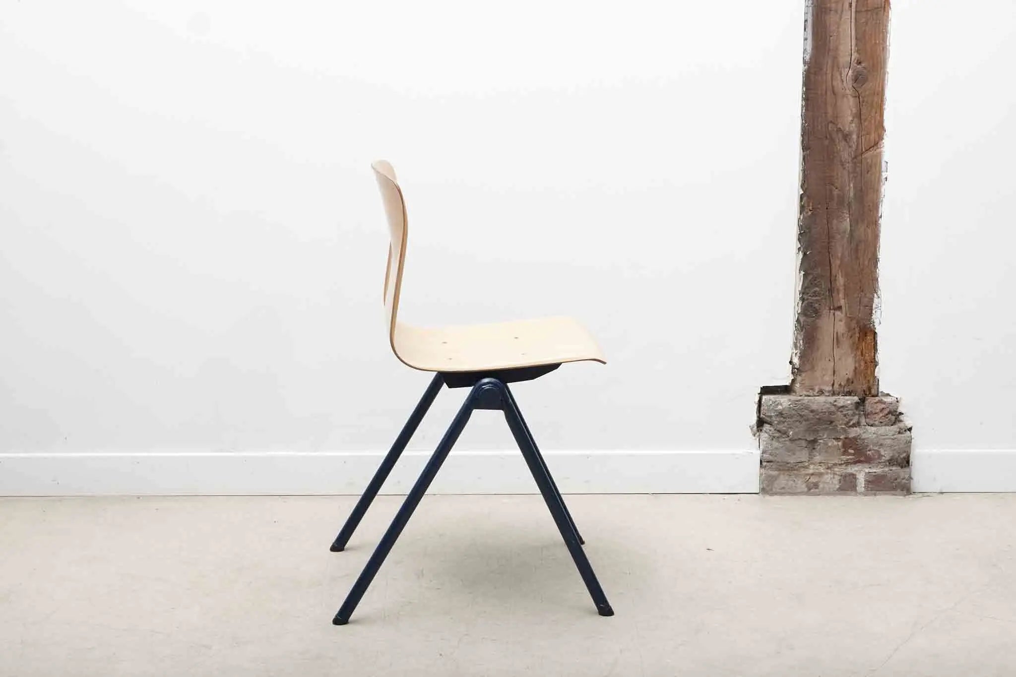 Chaise Galvanitas S30 hêtre et bleu Cartel de Belleville