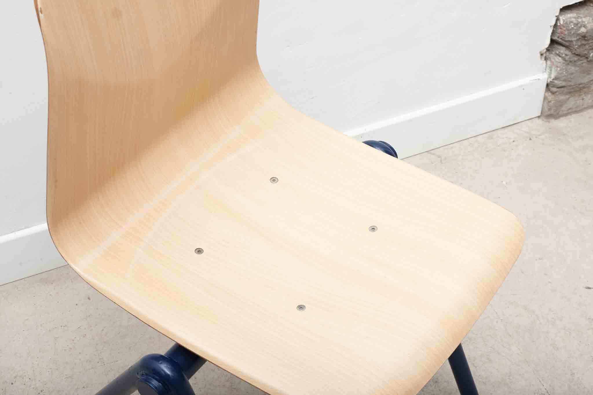 Chaise Galvanitas S30 hêtre et bleu