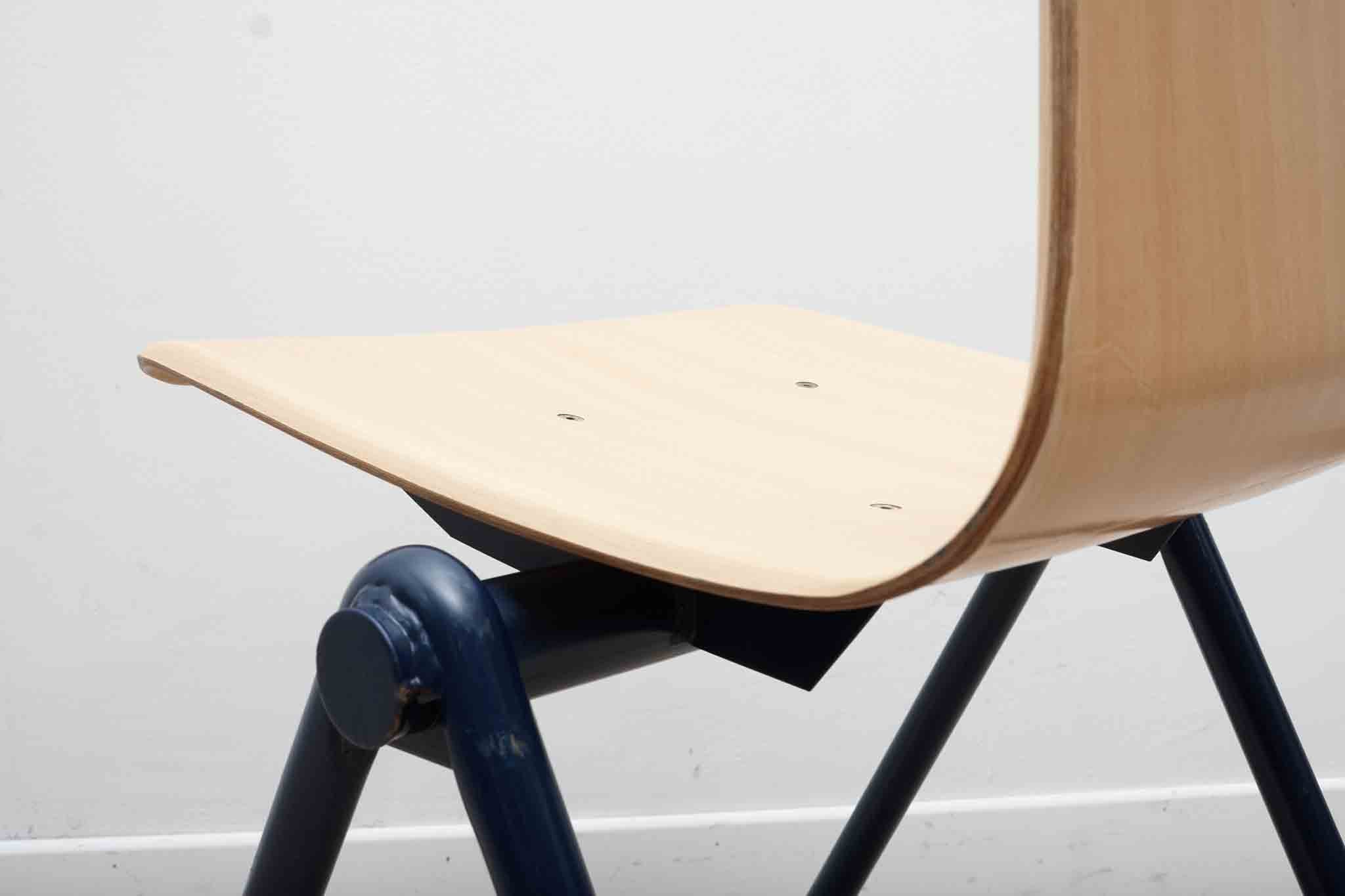 Chaise Galvanitas S30 hêtre et bleu