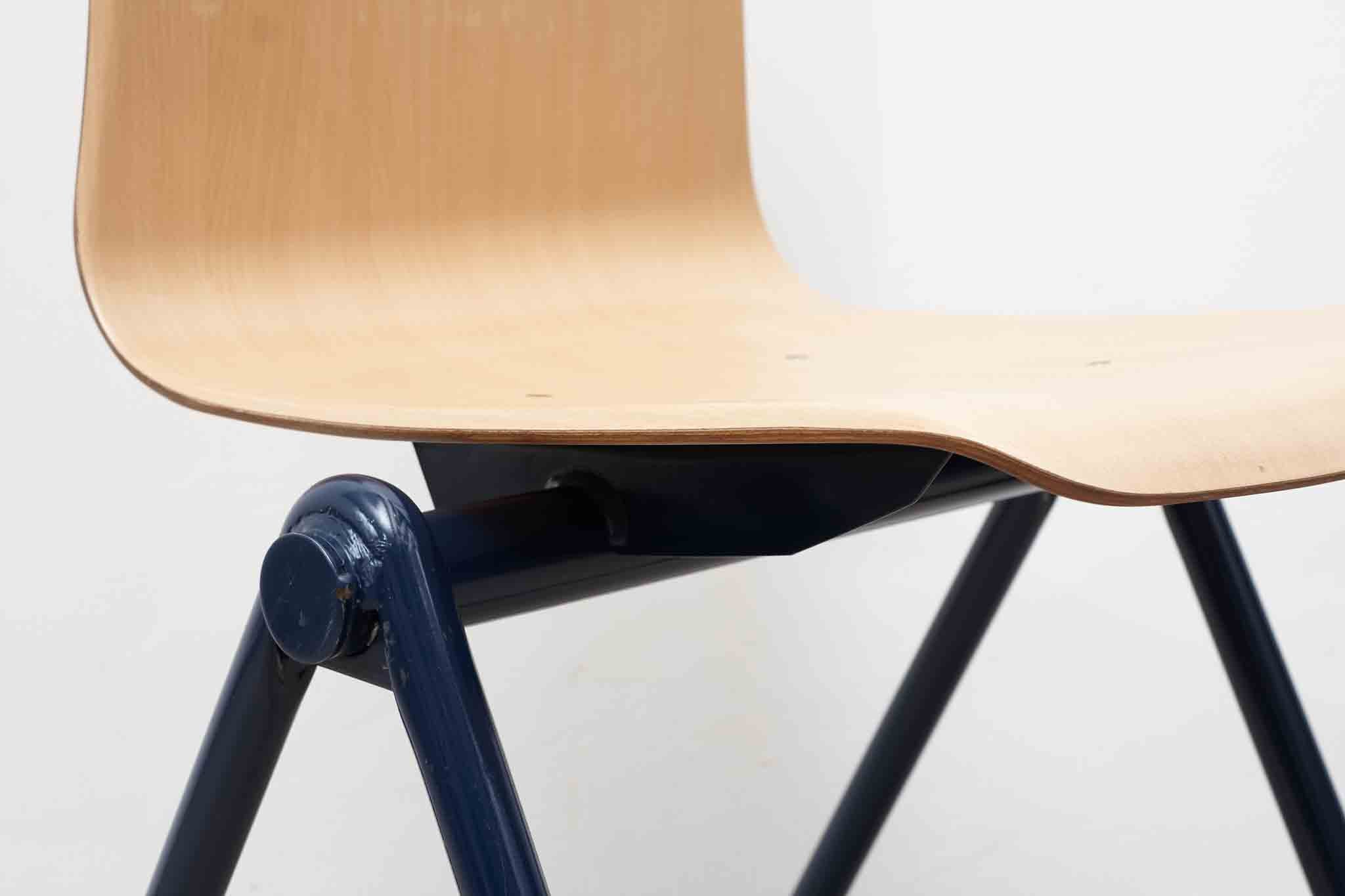 Chaise Galvanitas S30 hêtre et bleu