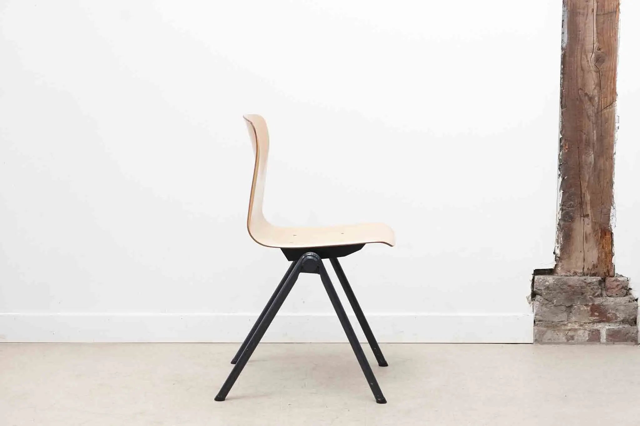 Chaise Galvanitas S30 hêtre / gris Cartel de Belleville