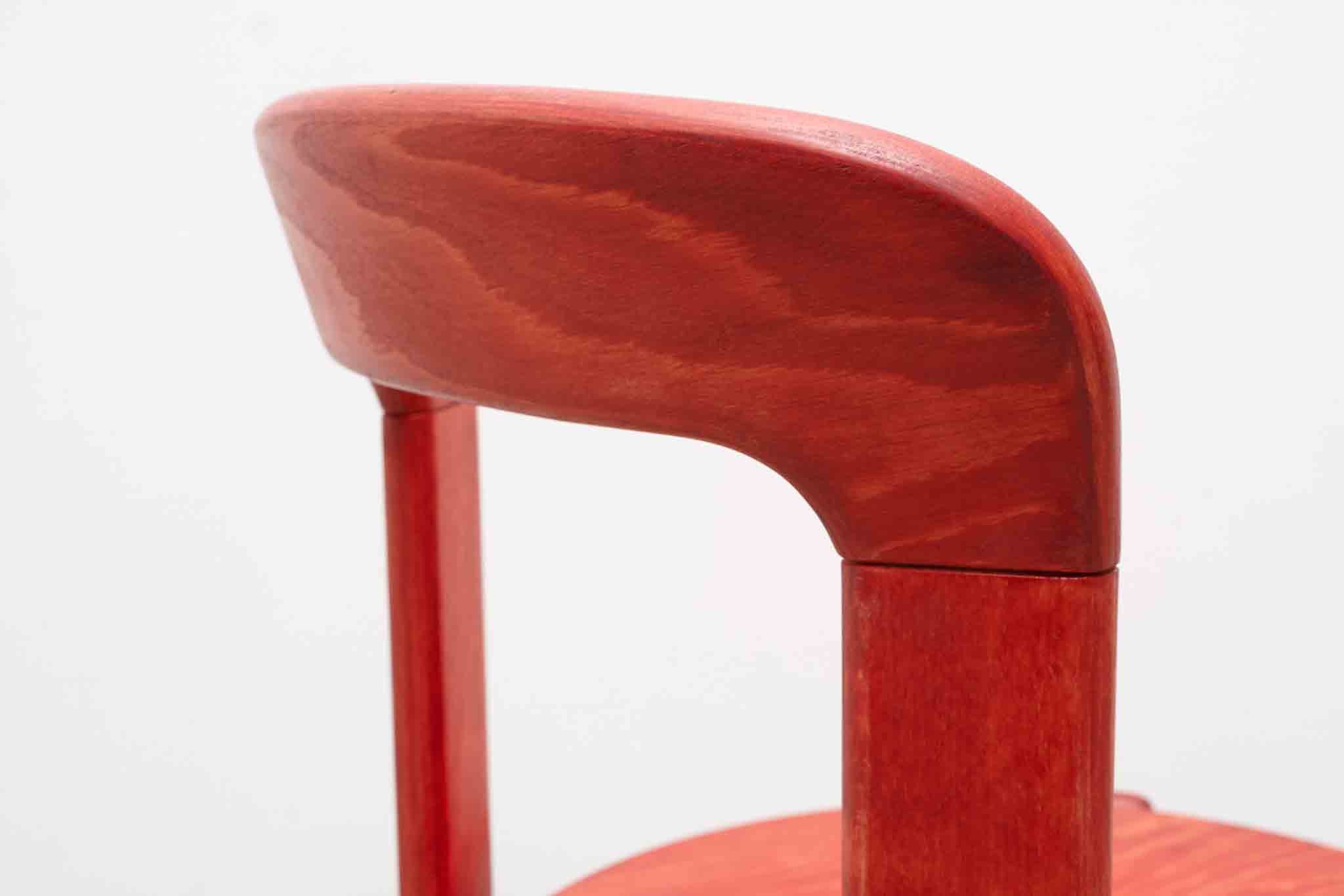 Chaise Kusch+co Bruno Rey teintée rouge