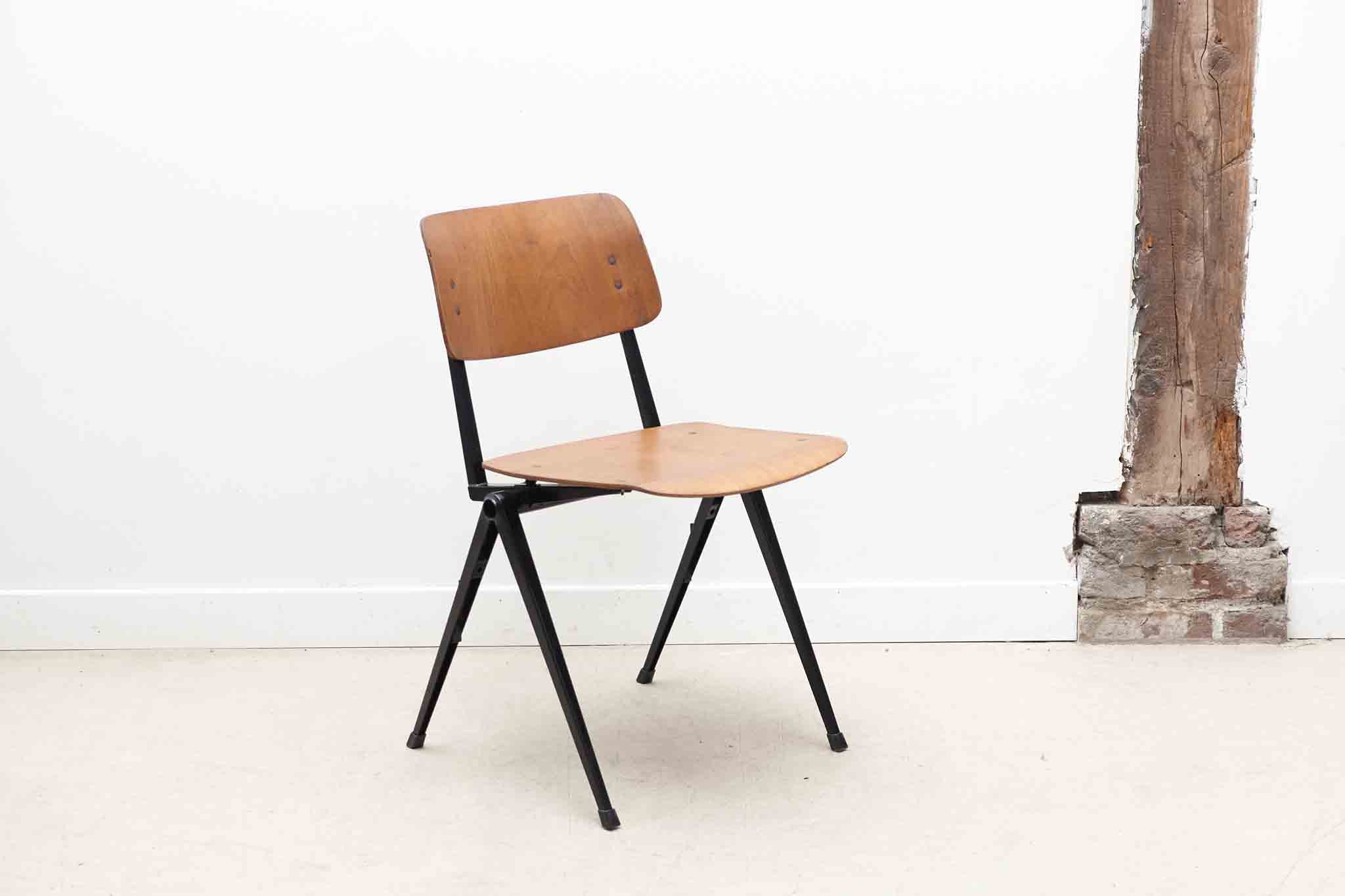 Chaise empilable Marko noir Cartel de Belleville