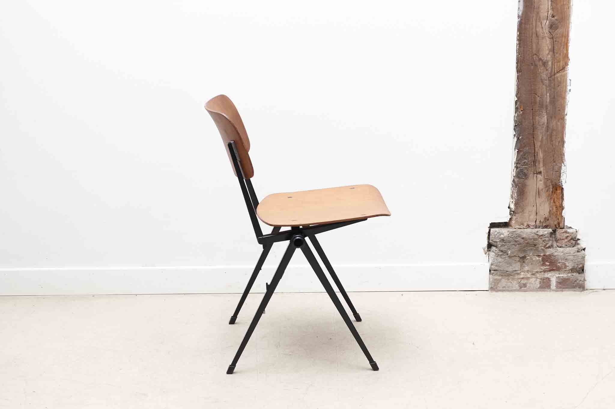 Chaise empilable Marko noir Cartel de Belleville
