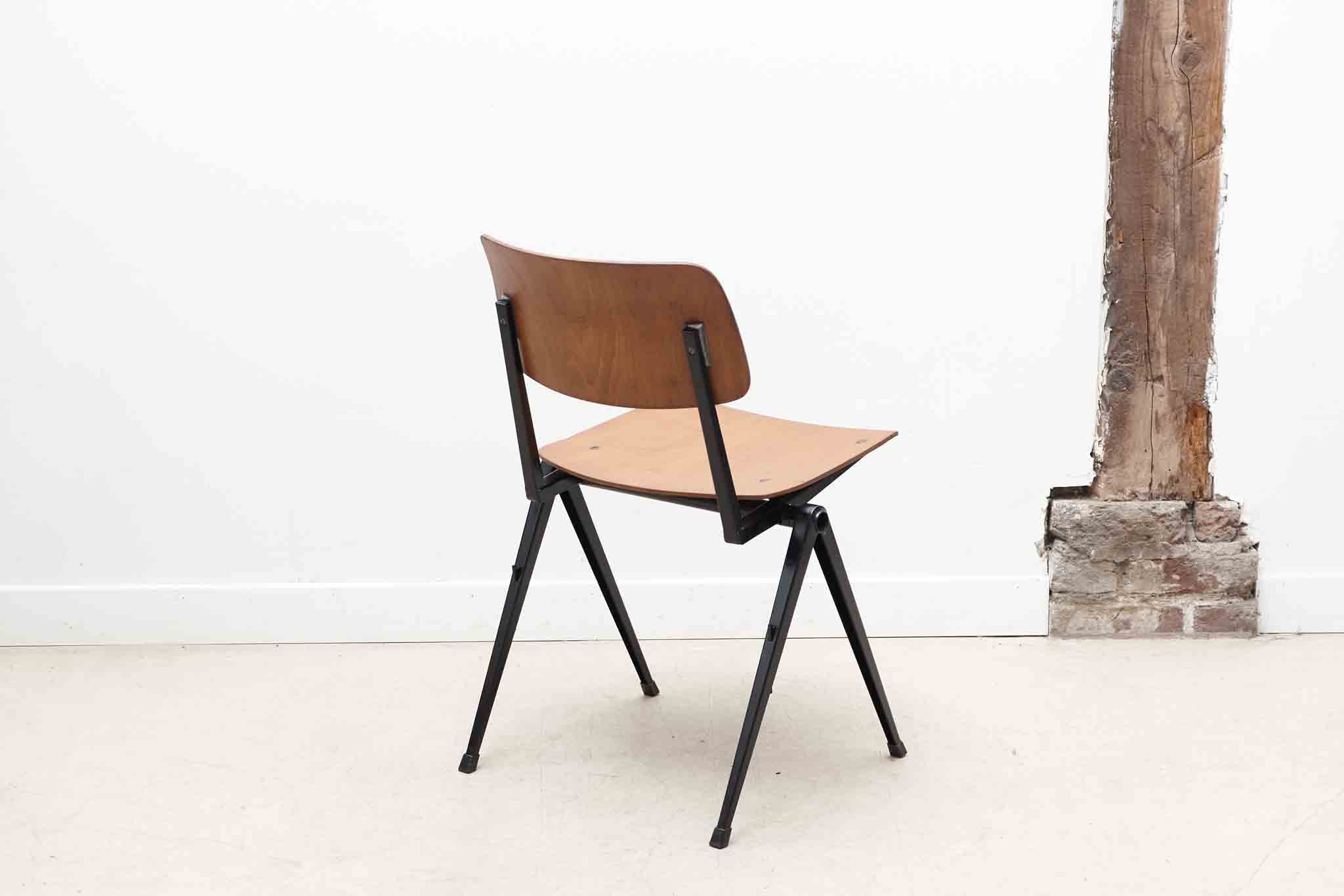 Chaise empilable Marko noir Cartel de Belleville