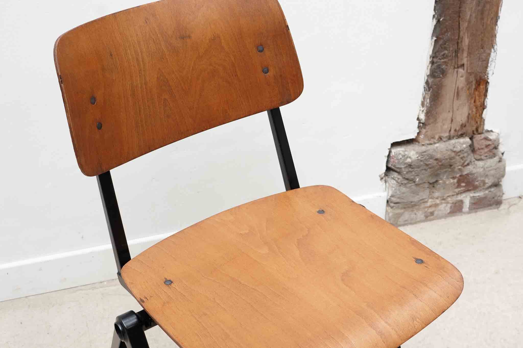 Chaise empilable Marko noir Cartel de Belleville
