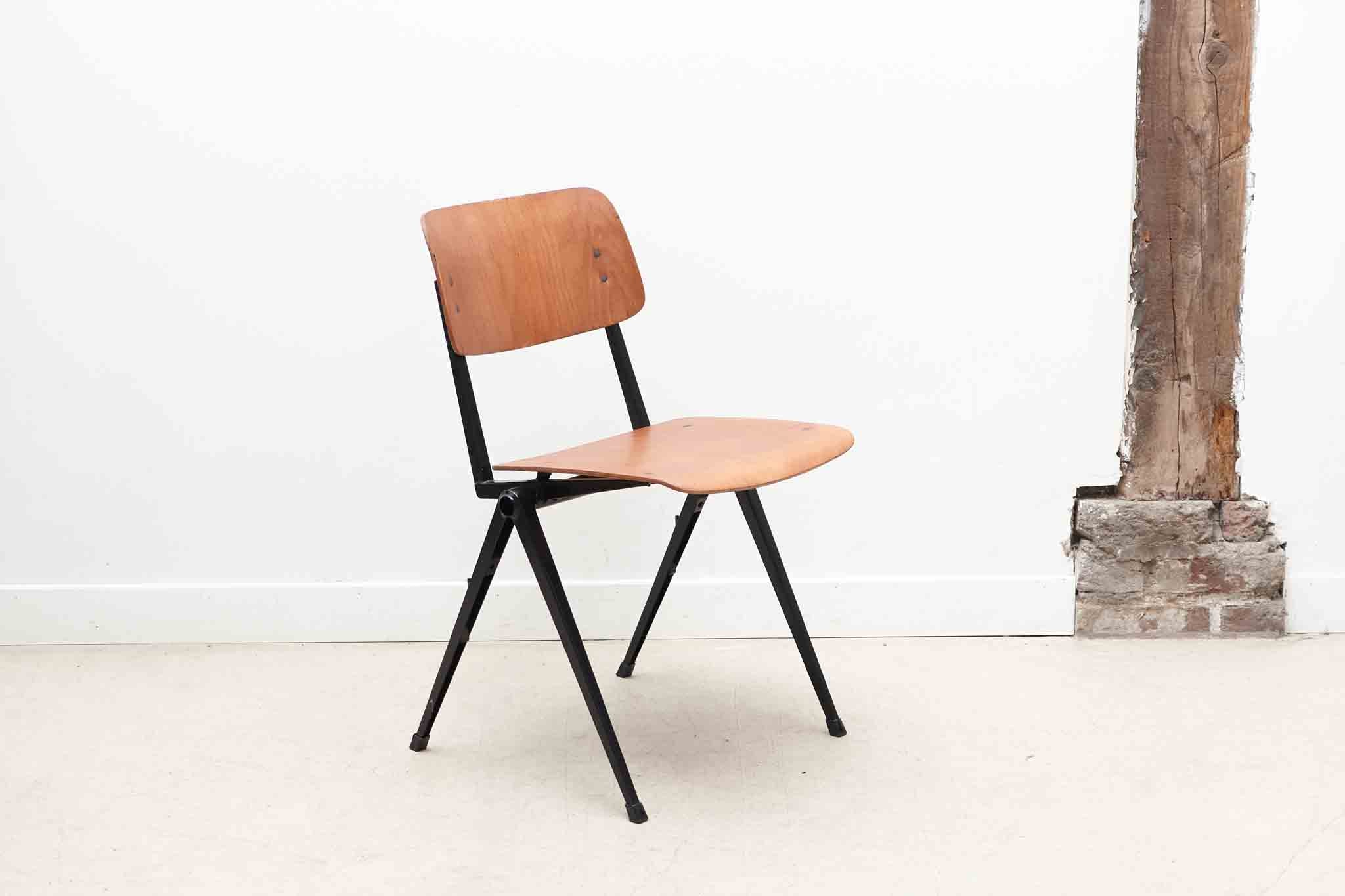 Chaise empilable Marko noir Cartel de Belleville