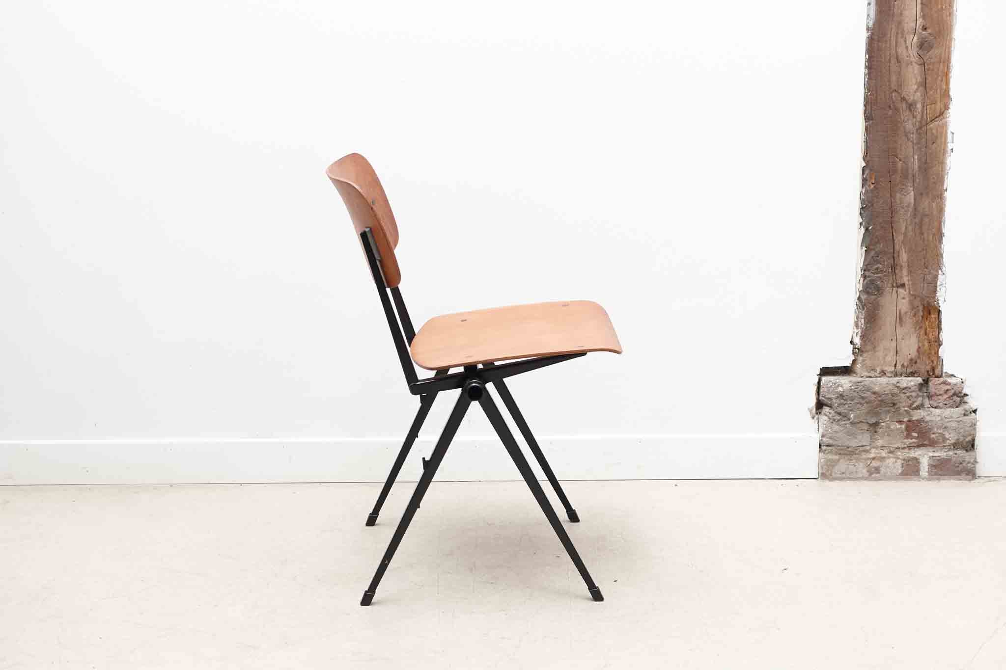 Chaise empilable Marko noir Cartel de Belleville