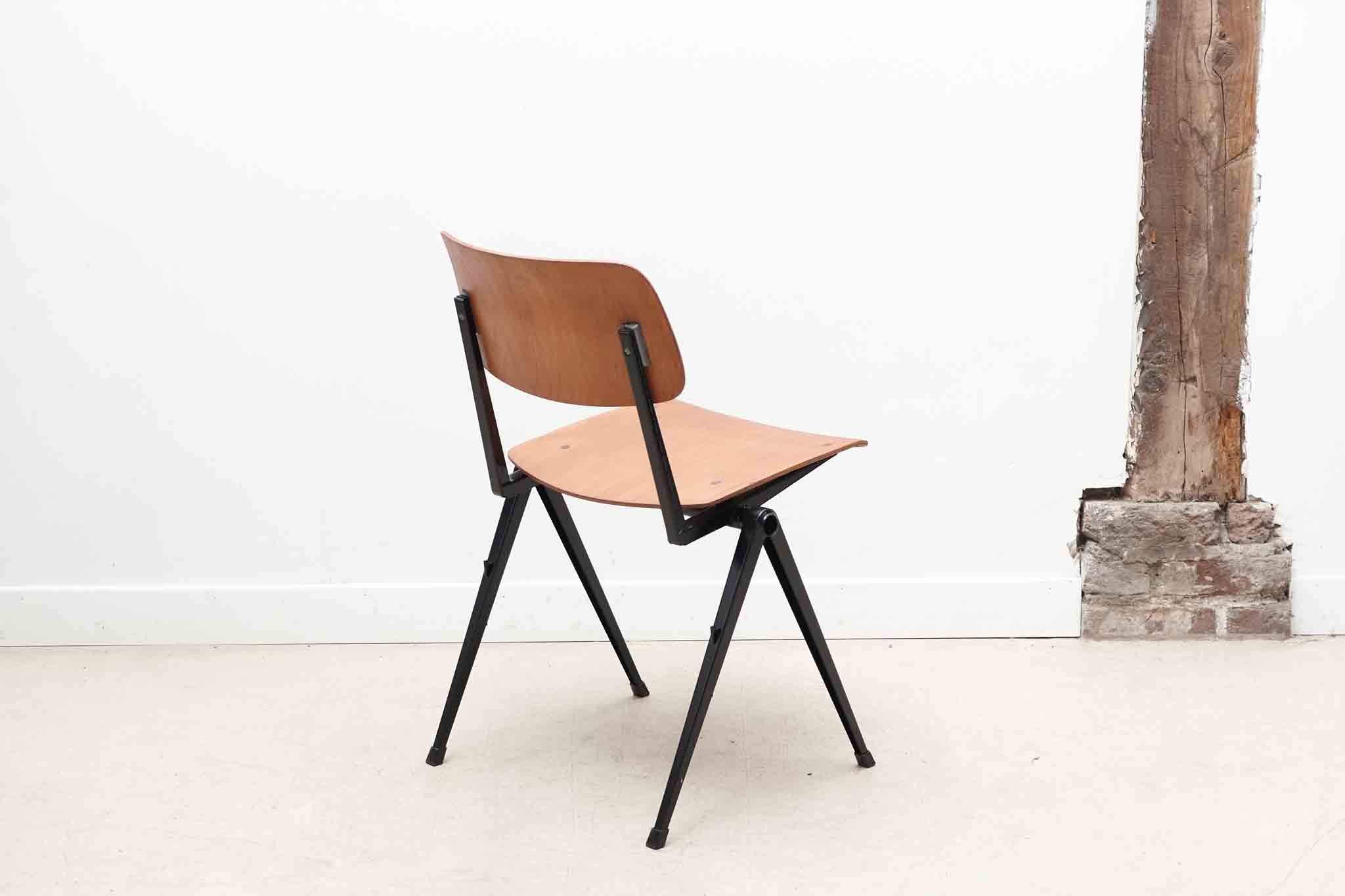 Chaise empilable Marko noir Cartel de Belleville