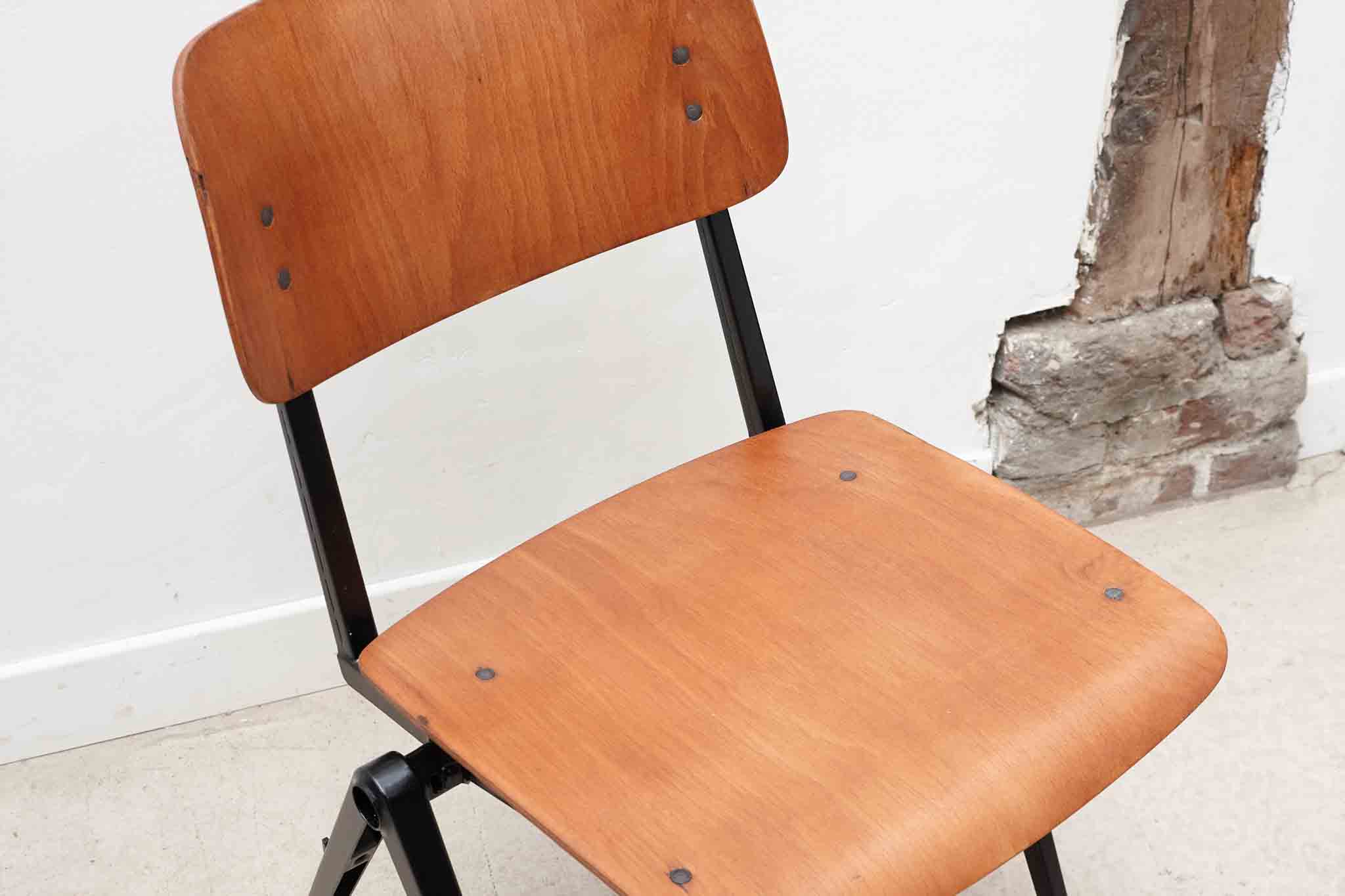 Chaise empilable Marko noir Cartel de Belleville
