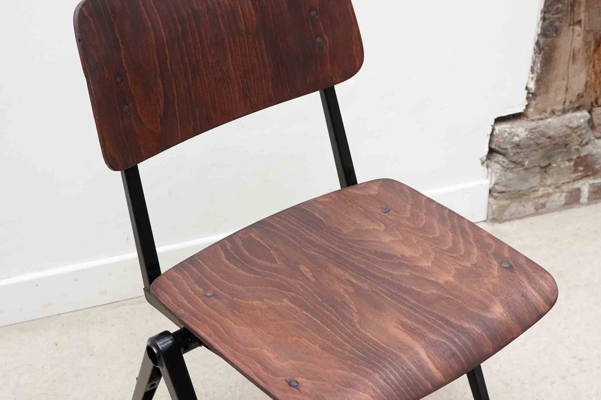 Chaise empilable Marko noir Cartel de Belleville