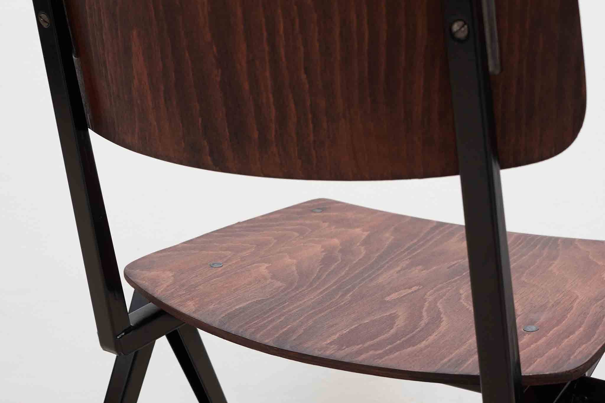 Chaise empilable Marko noir Cartel de Belleville