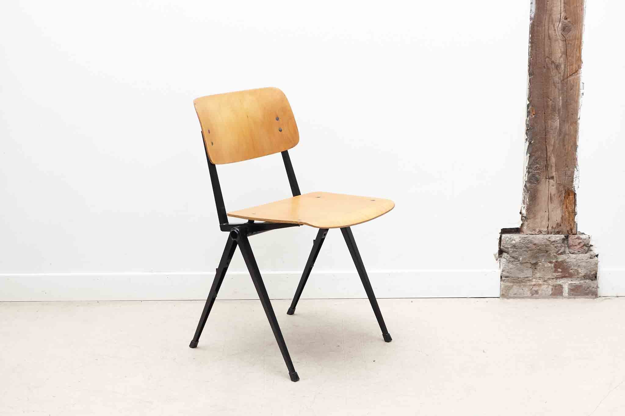 Chaise empilable Marko noir Cartel de Belleville