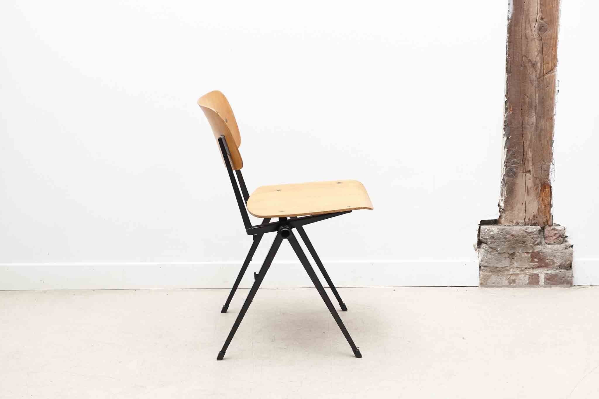 Chaise empilable Marko noir Cartel de Belleville
