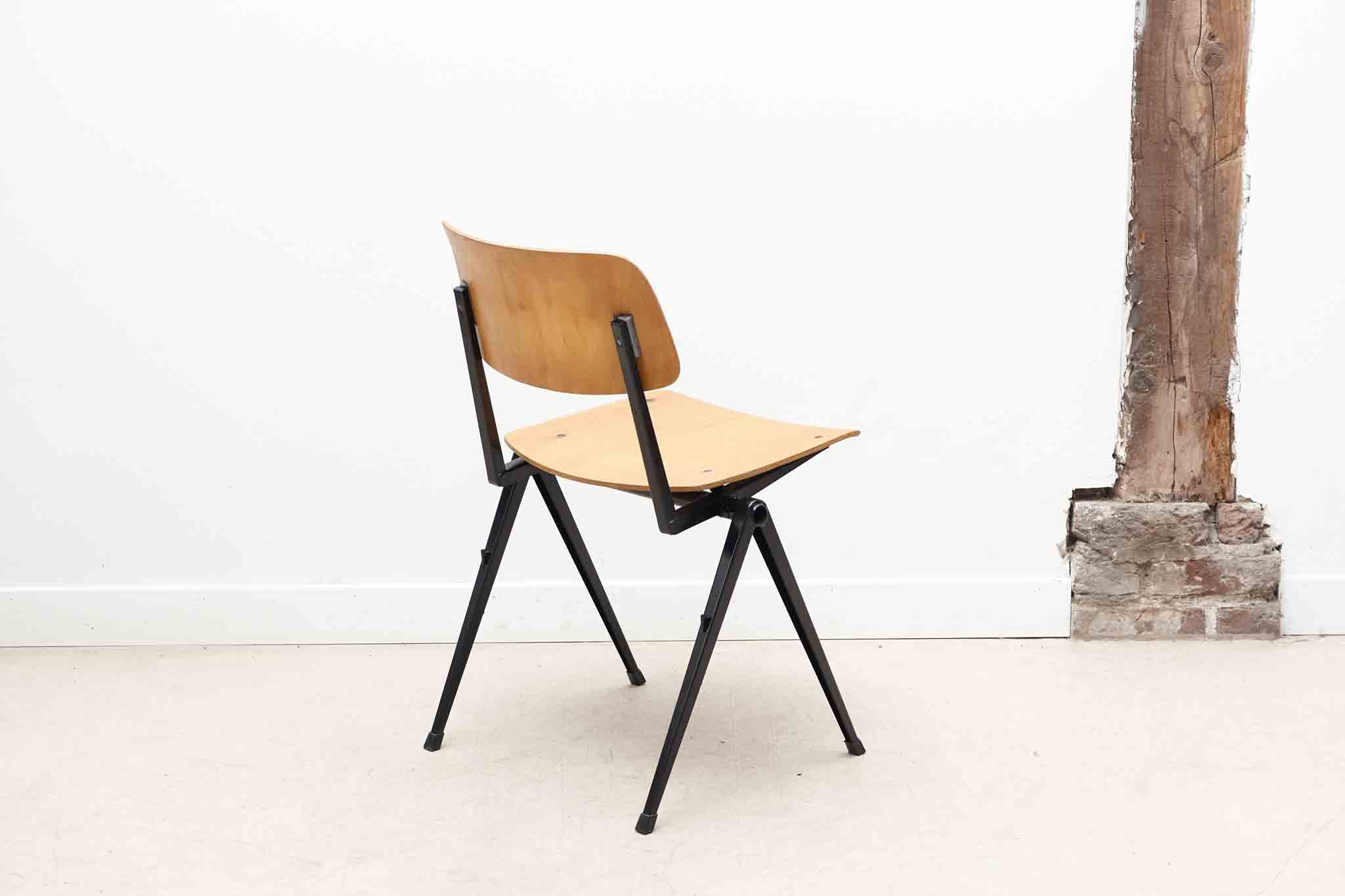 Chaise empilable Marko noir Cartel de Belleville