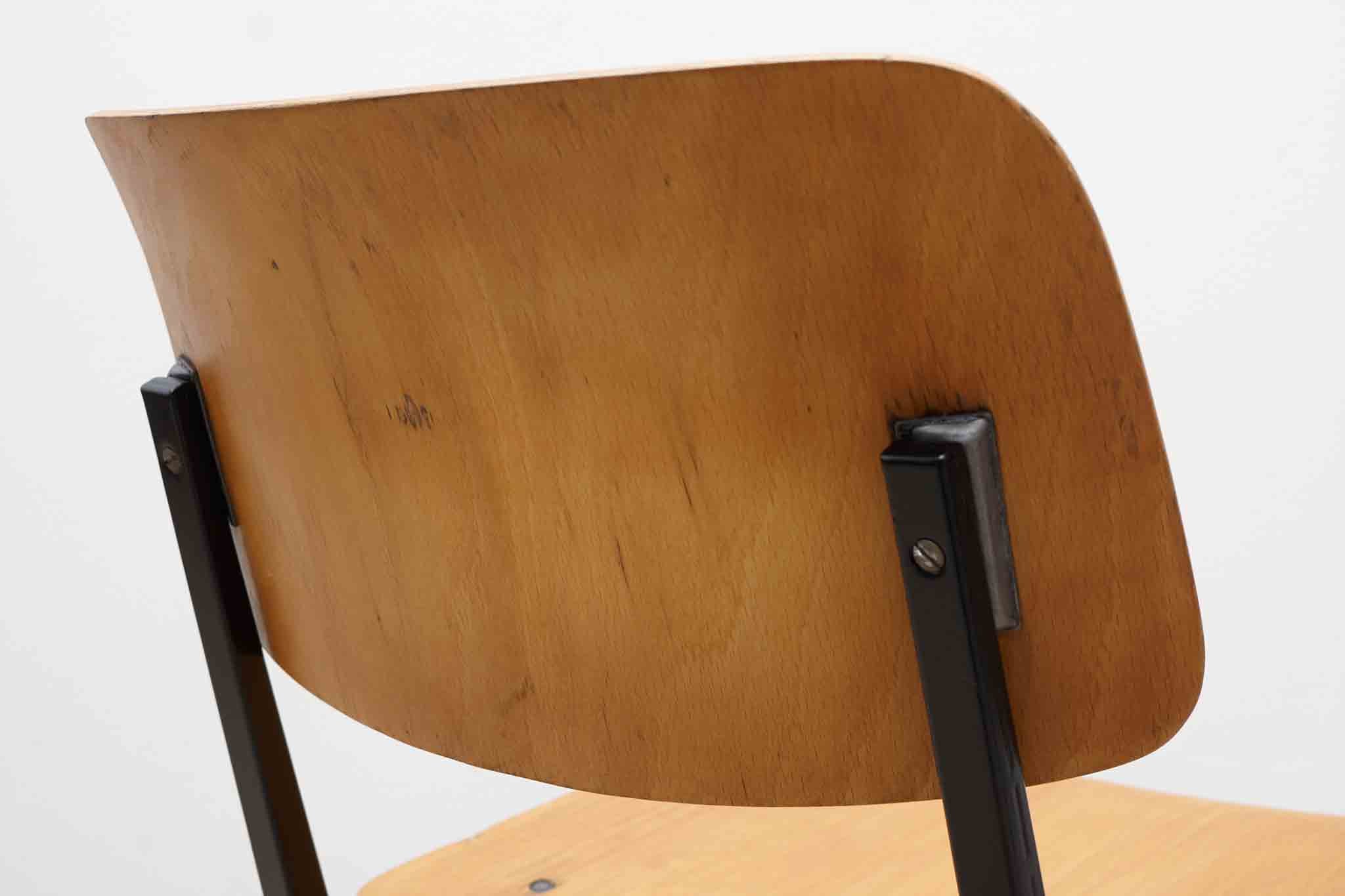 Chaise empilable Marko noir Cartel de Belleville