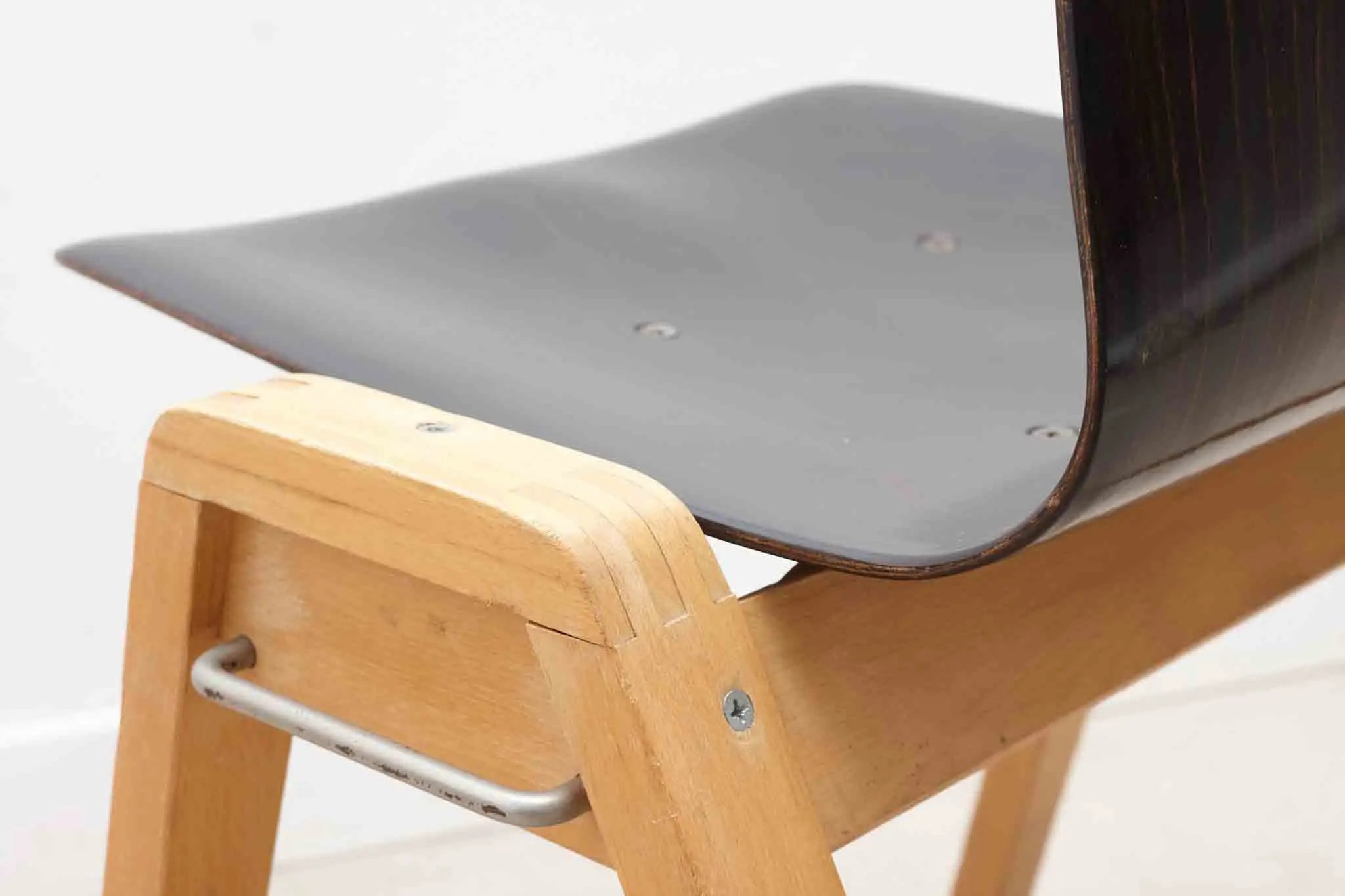 Chaise bistrot empilable Pagholz ébène et hêtre Cartel de Belleville