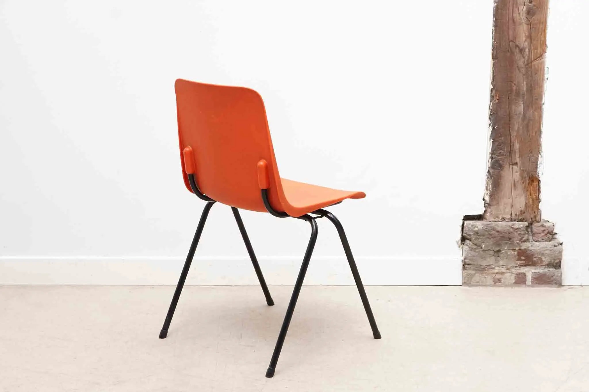 Chaise en plastique rouge Cartel de Belleville