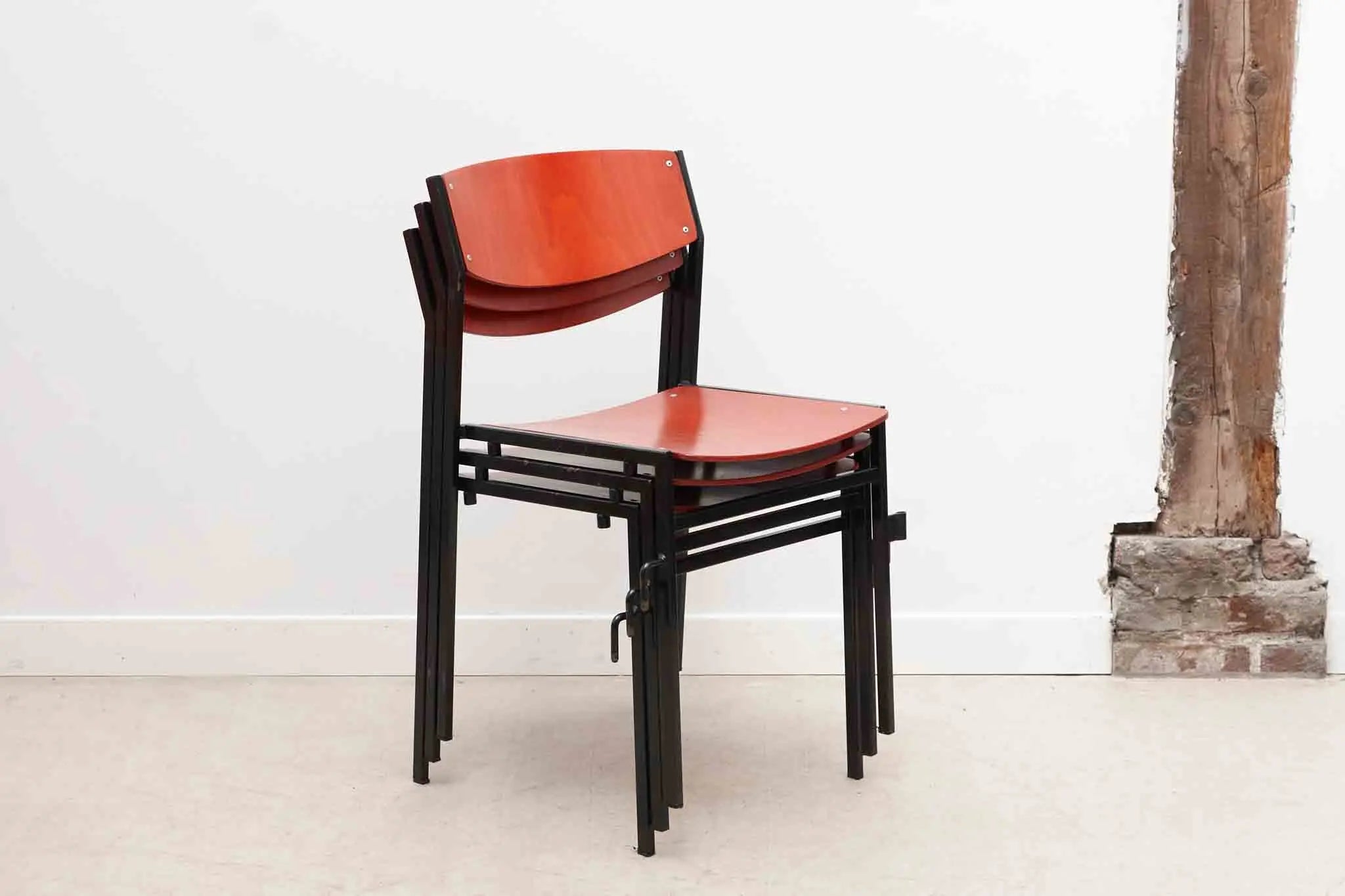 Chaises Gijs van der Sluis rouge et noir Cartel de Belleville