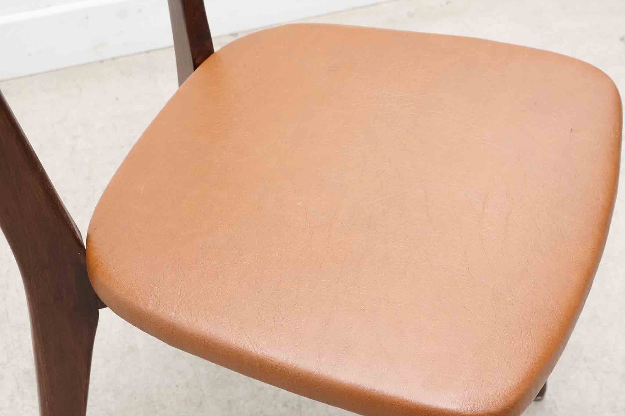 Chaise bistrot en skaï fauve et chêne foncé Cartel de Belleville