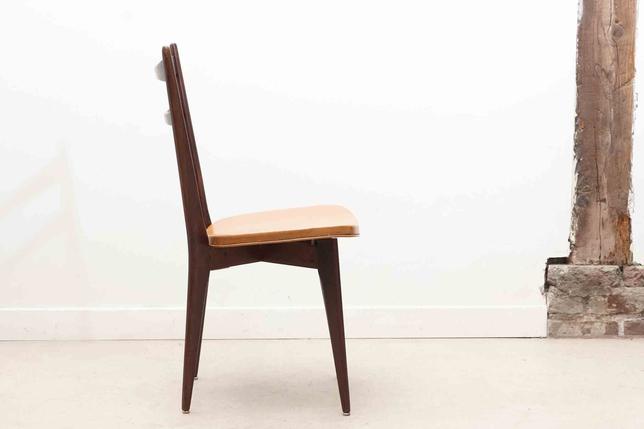 Chaise bistrot en skaï fauve et chêne foncé Cartel de Belleville