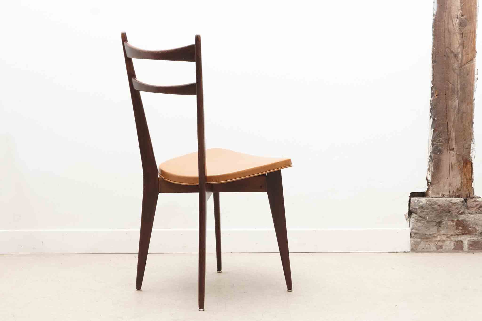 Chaise bistrot en skaï fauve et chêne foncé Cartel de Belleville