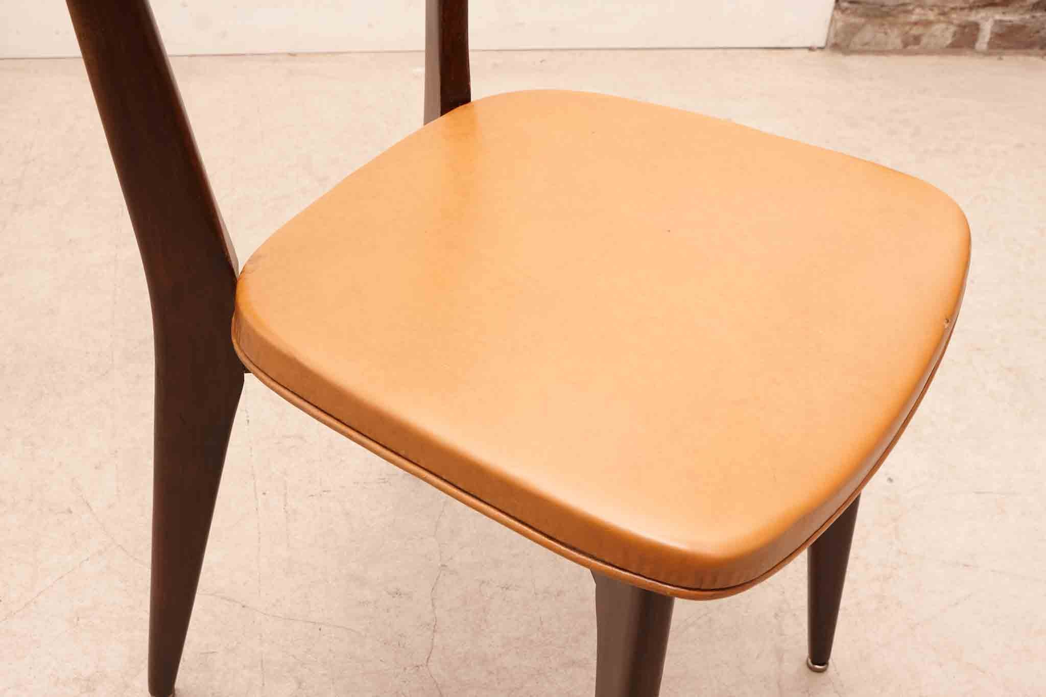 Chaise bistrot en skaï fauve et chêne foncé Cartel de Belleville