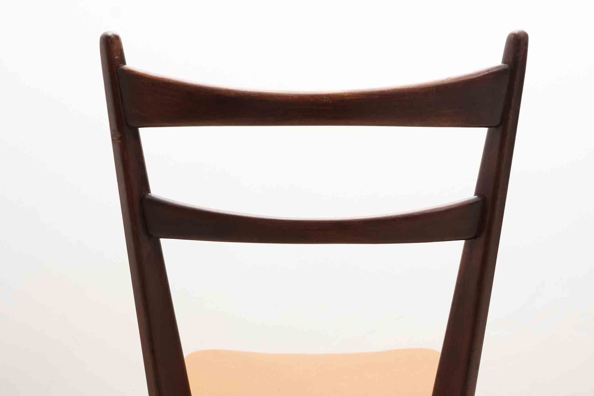 Chaise bistrot en skaï fauve et chêne foncé Cartel de Belleville