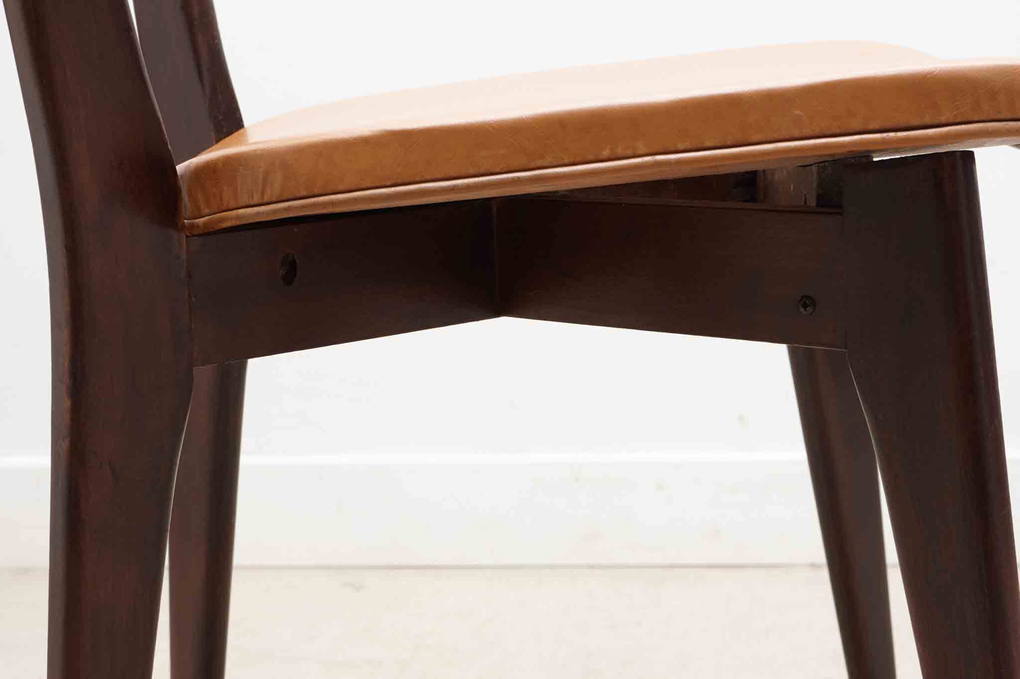 Chaise bistrot en skaï fauve et chêne foncé Cartel de Belleville