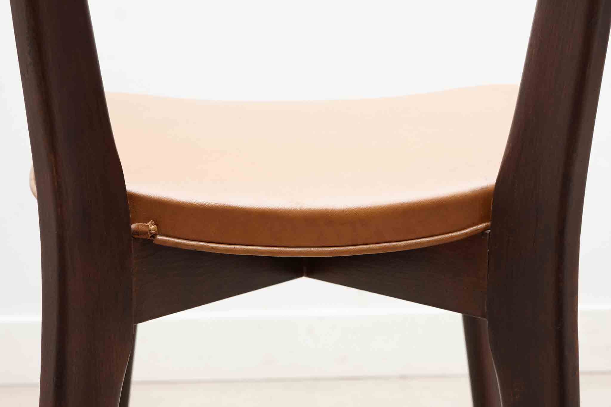 Chaise bistrot en skaï fauve et chêne foncé Cartel de Belleville