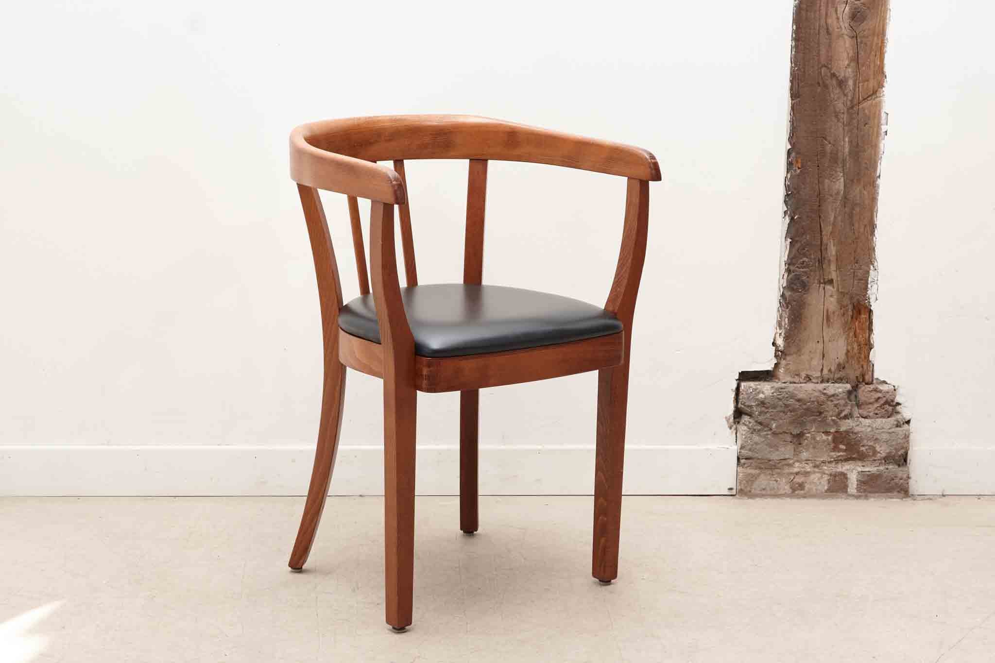 Chaise Stoelcker simili cuir noir et chêne Cartel de Belleville
