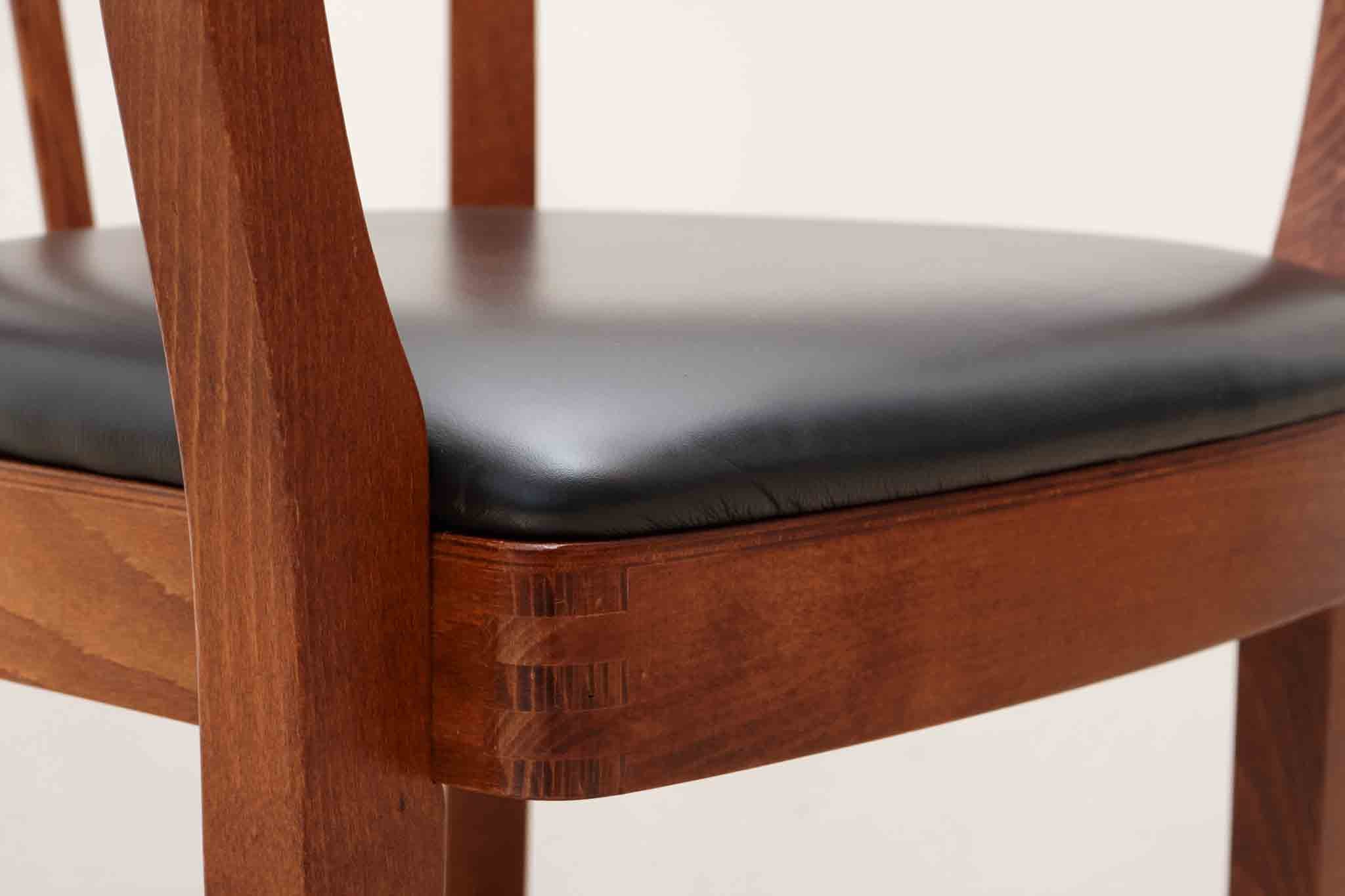Chaise Stoelcker simili cuir noir et chêne Cartel de Belleville