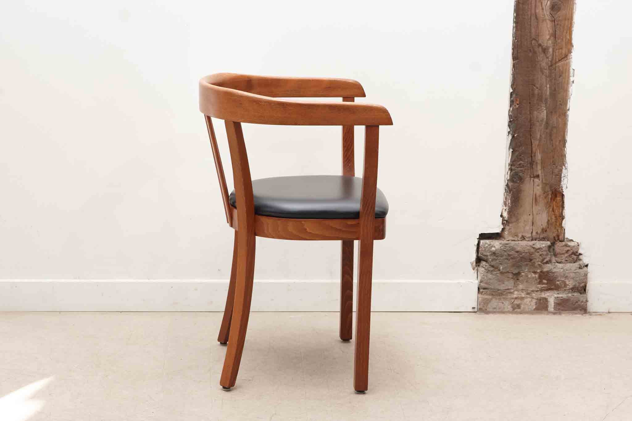 Chaise Stoelcker simili cuir noir et chêne Cartel de Belleville