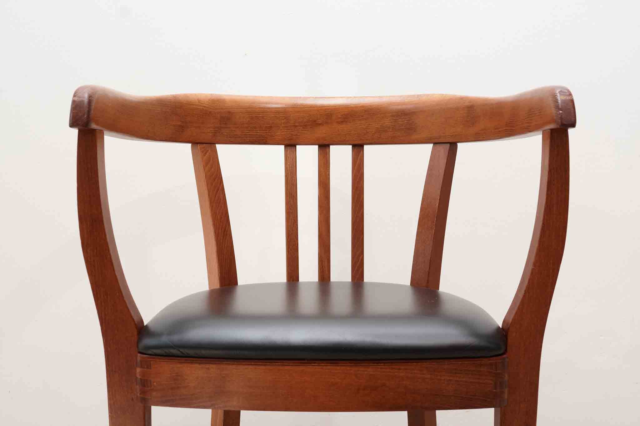 Chaise Stoelcker simili cuir noir et chêne Cartel de Belleville
