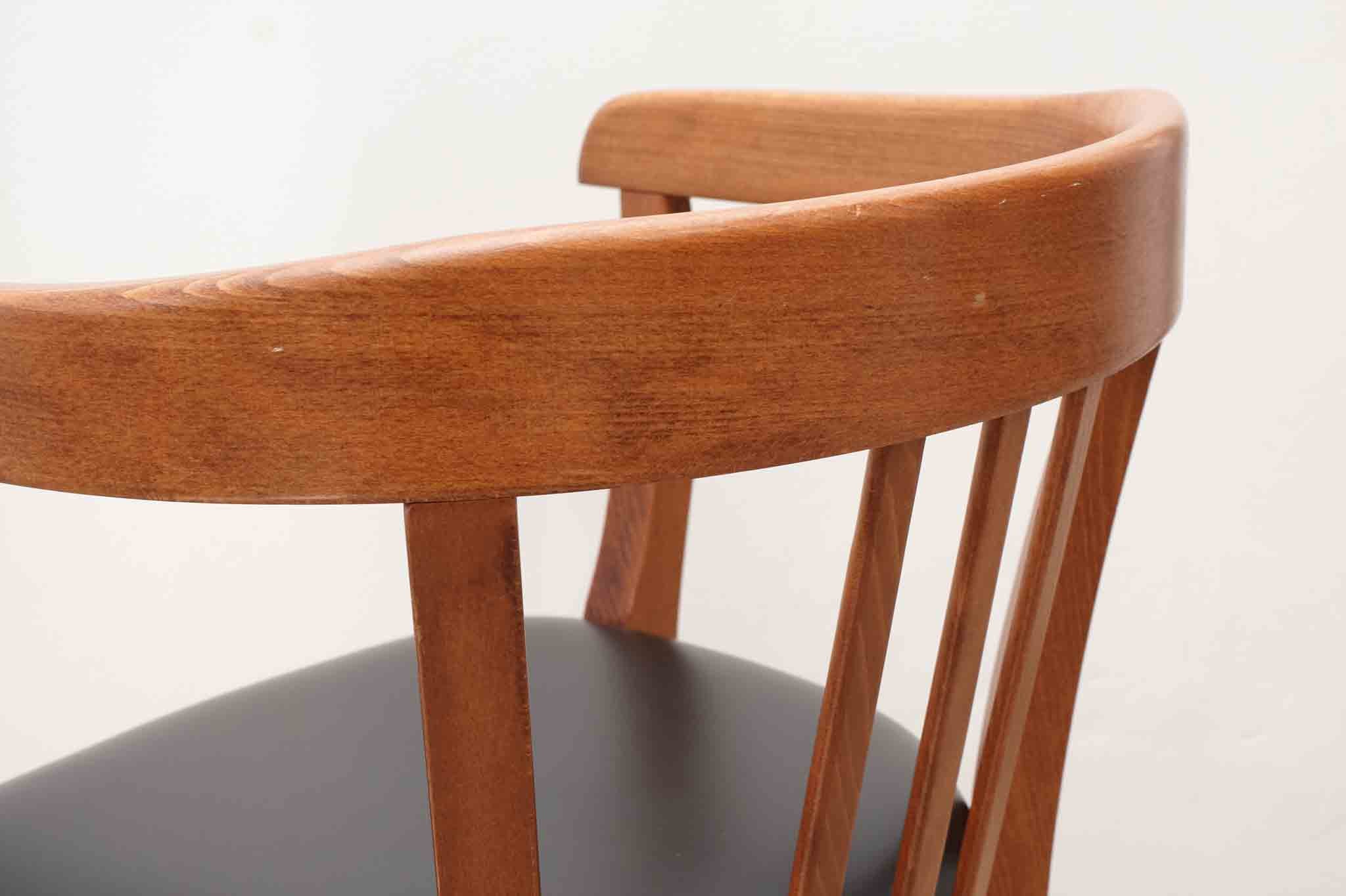 Chaise Stoelcker simili cuir noir et chêne