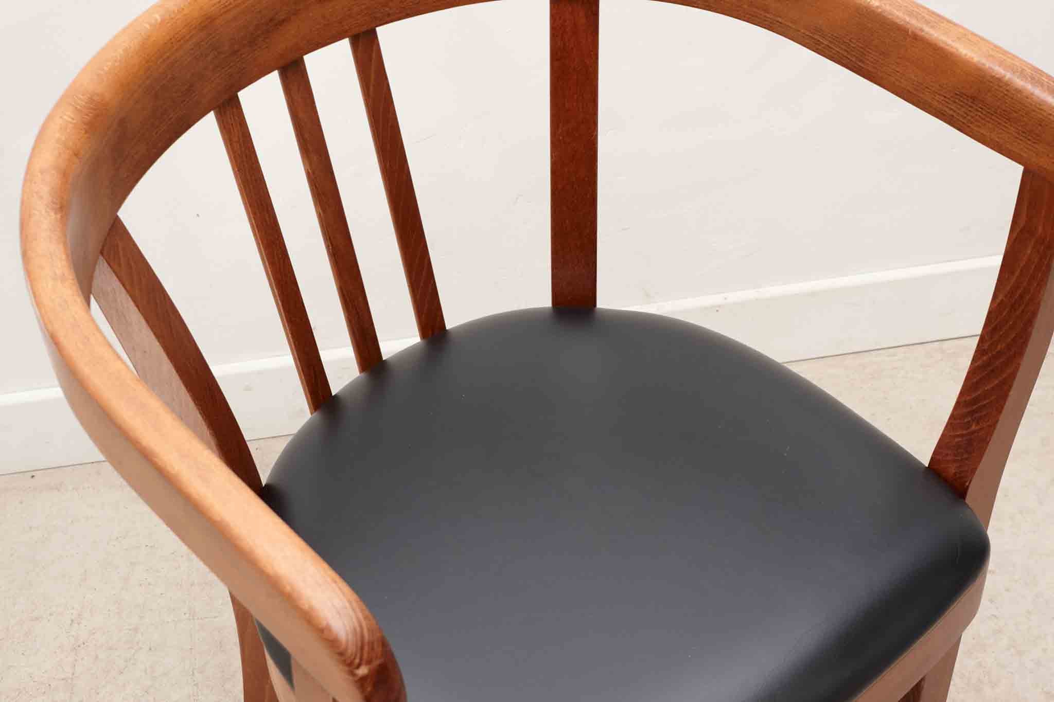 Chaise Stoelcker simili cuir noir et chêne Cartel de Belleville