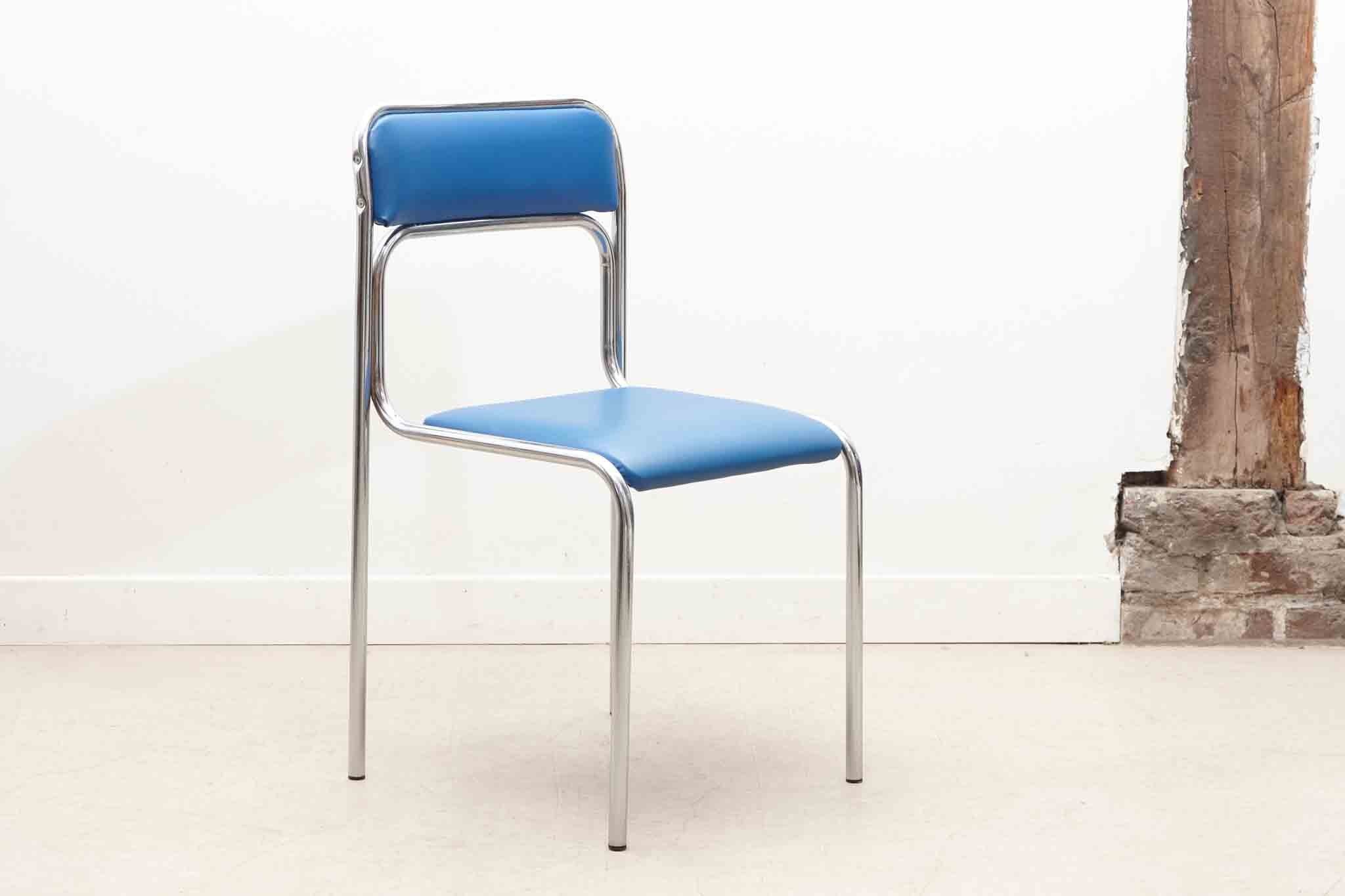 Chaise en skaî et pieds chrome