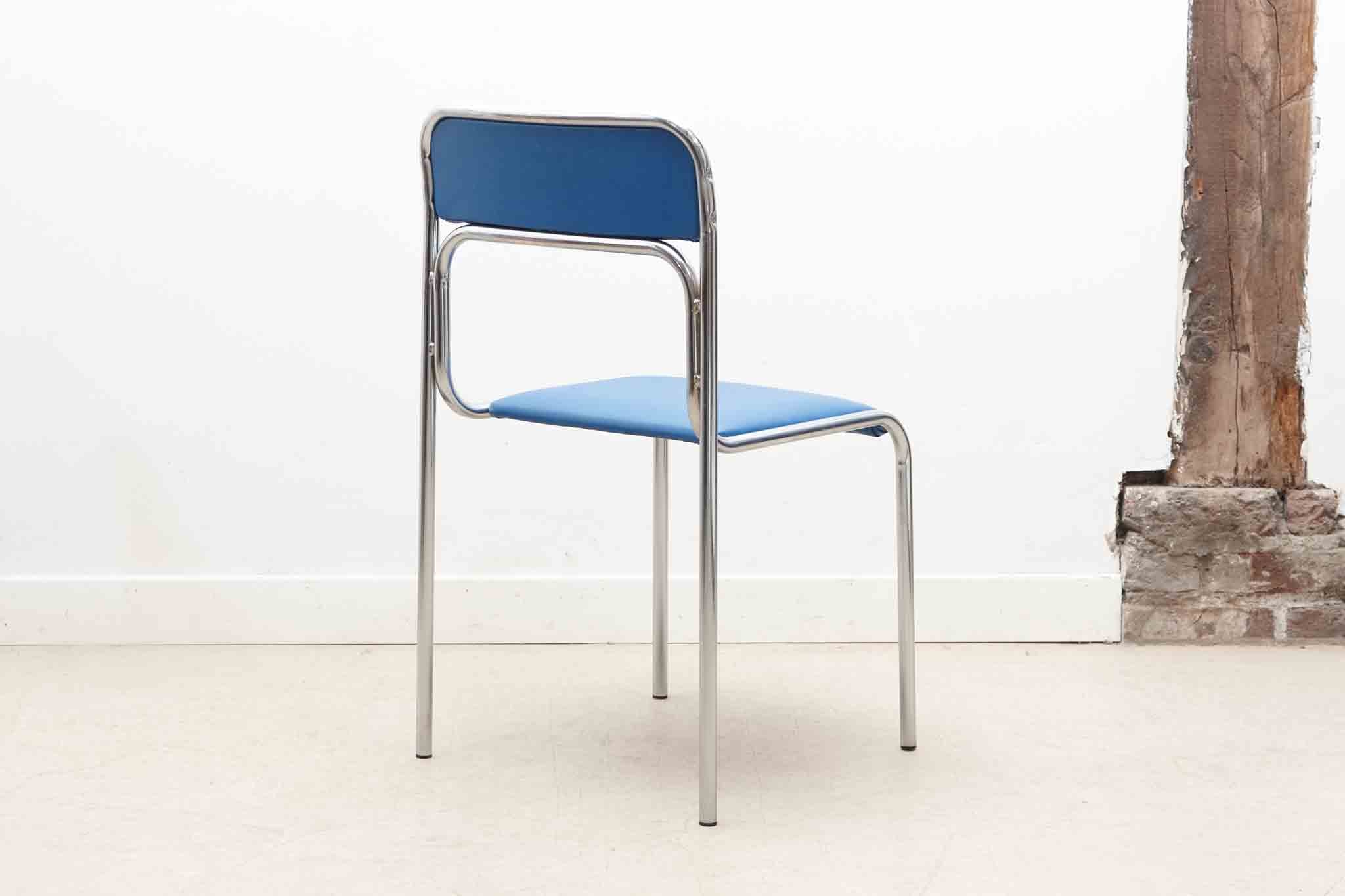 Chaise en skaî et pieds chrome