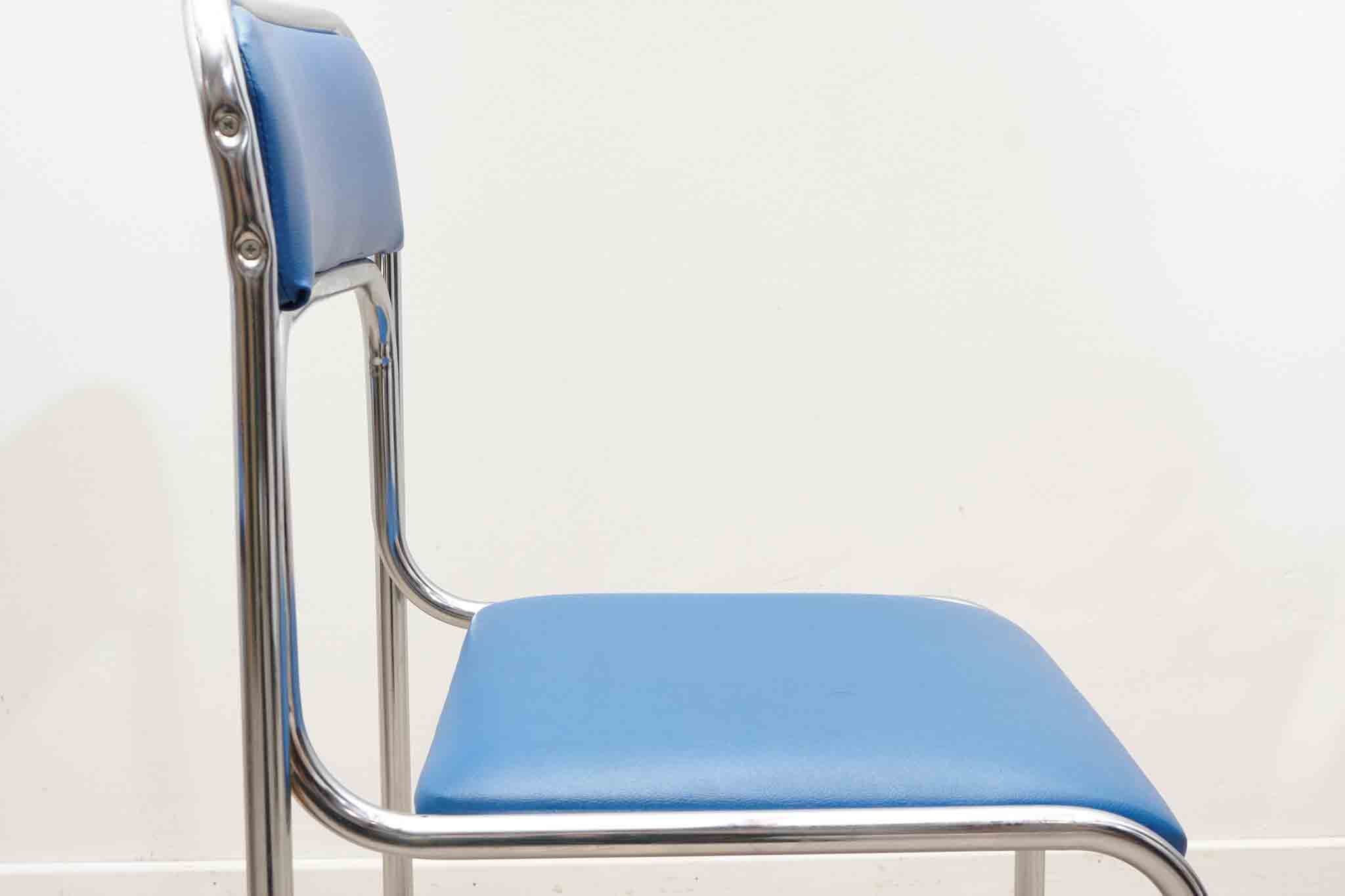 Chaise en skaî et pieds chrome