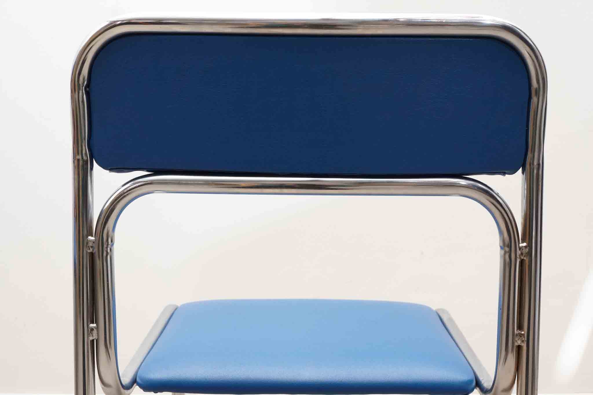 Chaise en skaî et pieds chrome Cartel de Belleville